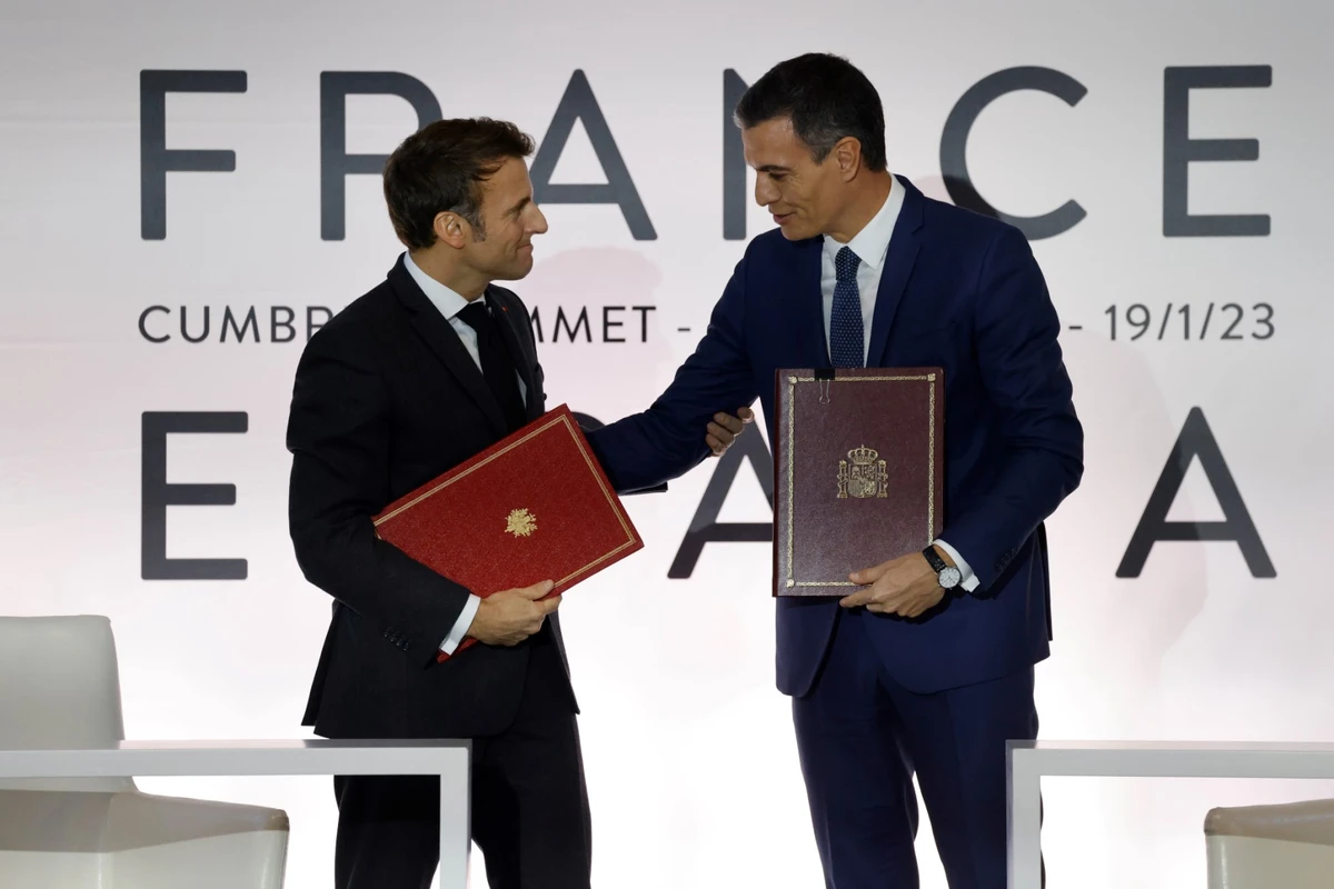 Le Premier ministre espagnol Pedro Sanchez et le président français Emmanuel Macron se serrent la main après avoir signé un traité à Barcelone le 19 janvier 2023 (Photo, AFP).