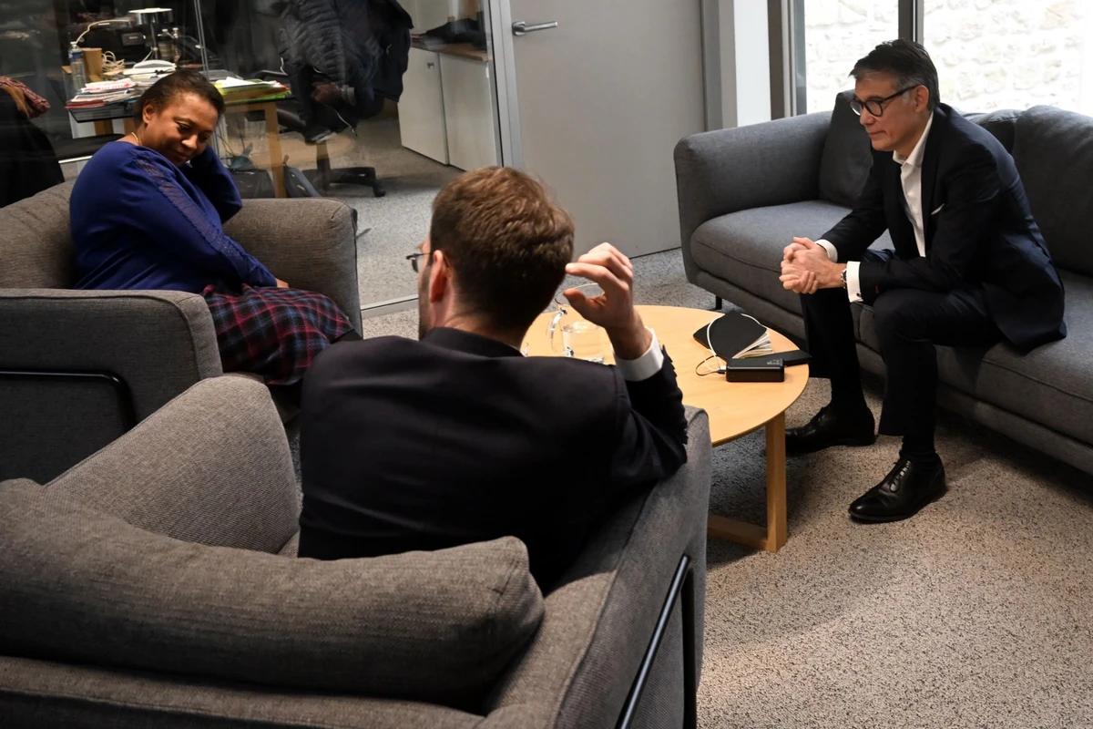 Le premier secrétaire et député du Parti socialiste français (PS) nouvellement élu, Olivier Faure (à droite), rencontre d'anciens candidats et membres du parti, Nicolas Mayer-Rossignol (au centre) et Hélène Geoffroy, au siège du parti à Ivry-sur-Seine, au sud de Paris, le 23 janvier 2023. (Photo : Emmanuel DUNAND / AFP)