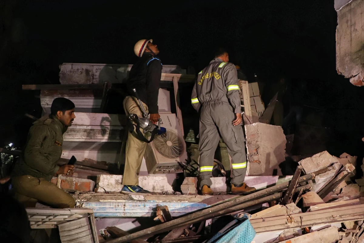 Au moins trois morts, des dizaines de disparus dans l'effondrement d'un immeuble en Inde