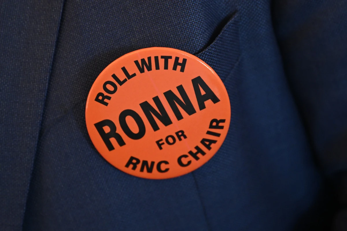 Un badge "Roll with Ronna for RNC Chair" (campagne pour la présidente actuelle du parti républicain Ronna McDaniel) est vu lors de la réunion d'hiver du Comité national républicain 2023 à Dana Point, en Californie, le 27 janvier 2023. (Photo de Patrick T. Fallon / AFP)