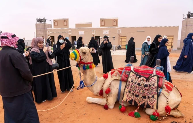 Des Saoudiennes participent à la course de chameaux de la princesse Noura