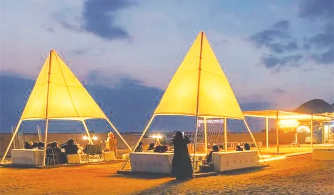Une expérience de camping en plein air à Ithra joint le moderne au traditionnel