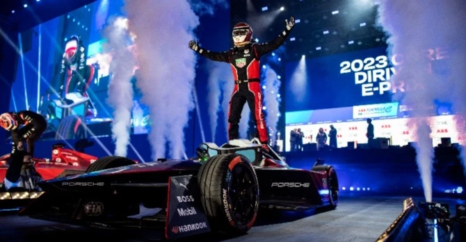 Pascal Werhlein de l’équipe TAG Heuer Porsche est passé de la neuvième à la première place, remportant les deux premières courses au Diriyah E-Prix. (FIA Formila E)