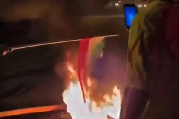 Des manifestants dans la ville kurde iranienne de Boukan brûlent un drapeau national et scandent « Mort à Khamenei ». (Capture d’écran/Vidéo UGA)