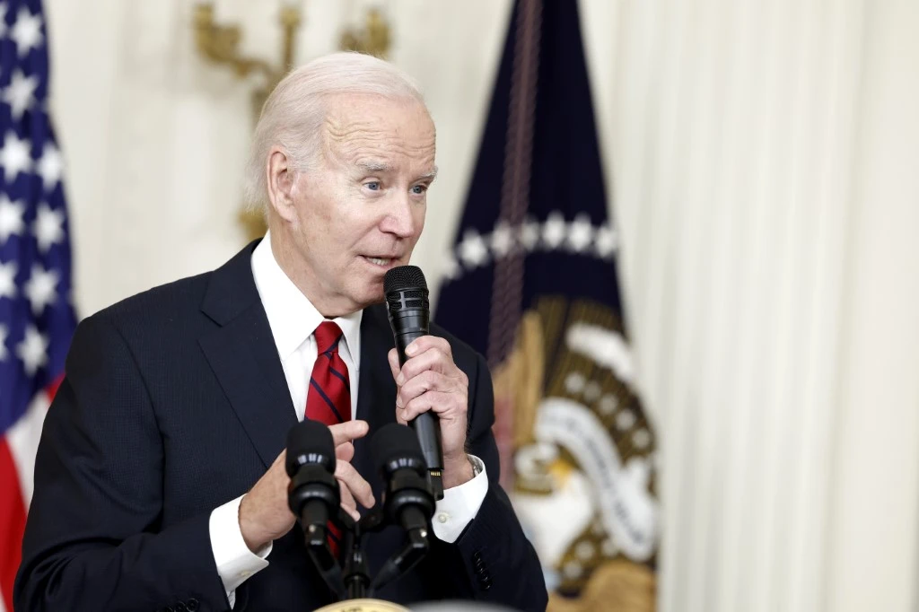 Biden, les yeux rivés sur 2024, veut surfer sur la robuste croissance américaine