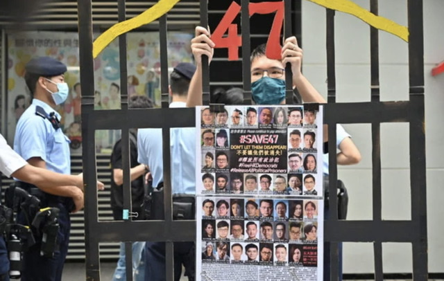 Manifestation devant le tribunal à Hong Kong à l'ouverture du procès de militants pro-démocratie