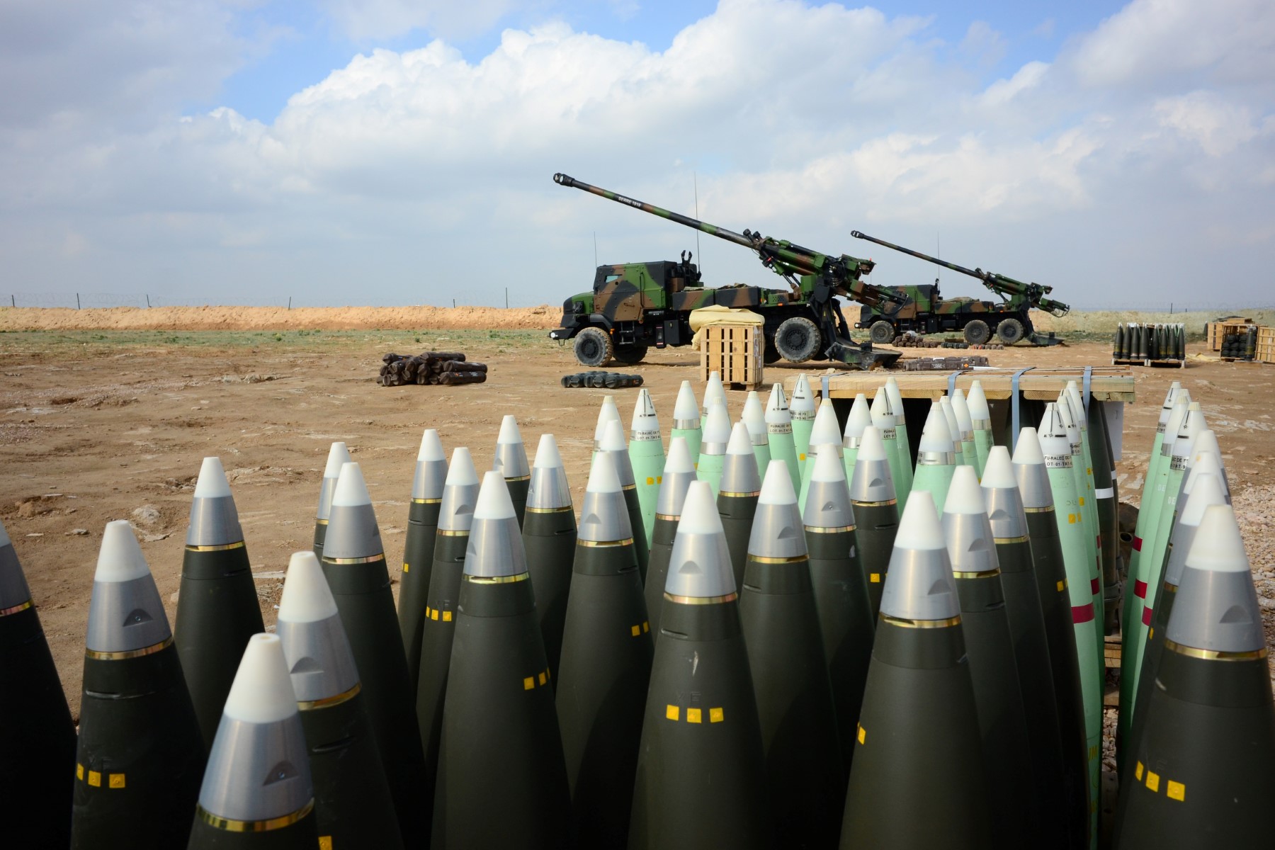 La production de poudre pour les obus d'artillerie relocalisée en France d'ici deux ans