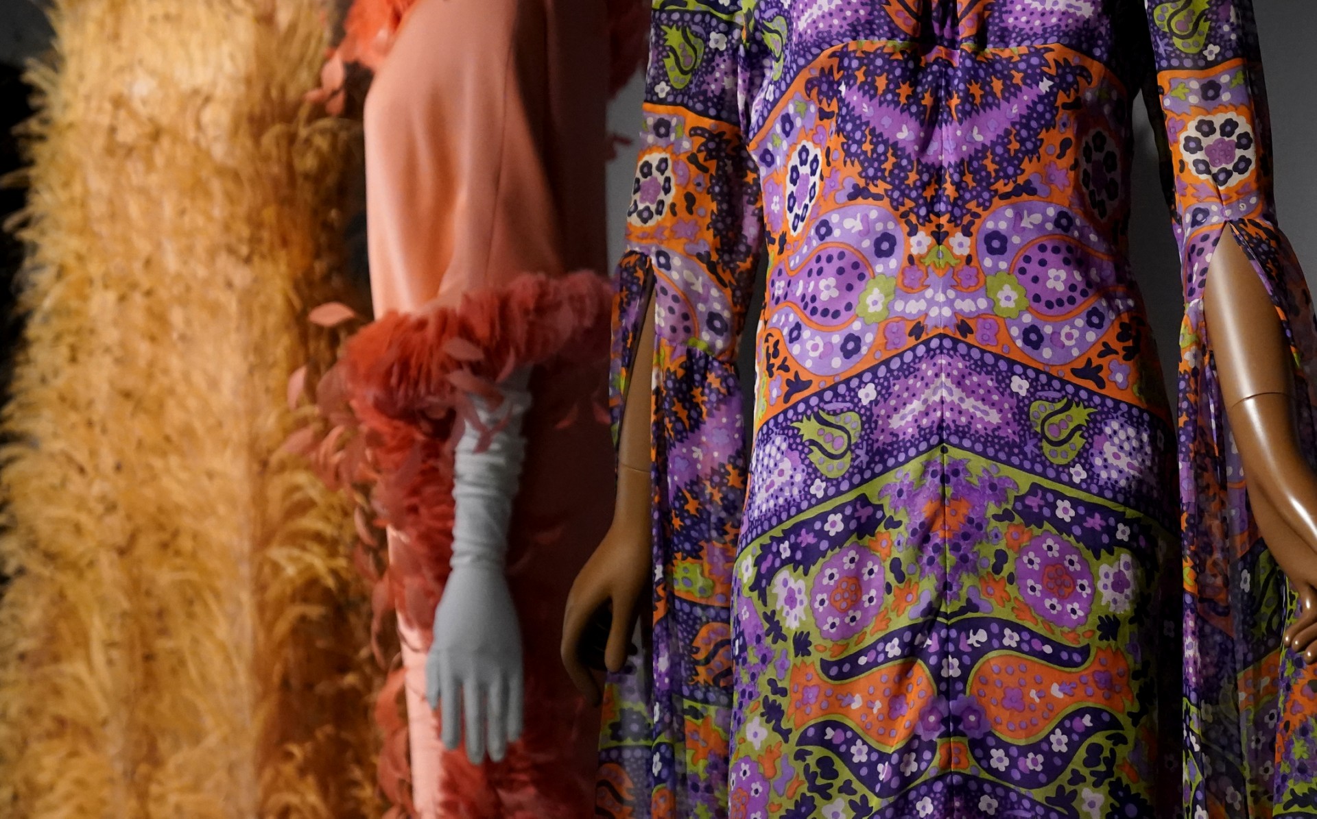 Modèles à l’'exposition "Dior + Balenciaga : les rois de la couture et leurs héritages", qui met en vedette la mode des deux plus importants couturiers du milieu du 20e siècle, au Museum at FIT à New York, le 31 mai 2022. (Photo par Timothy A. Clary / AFP)