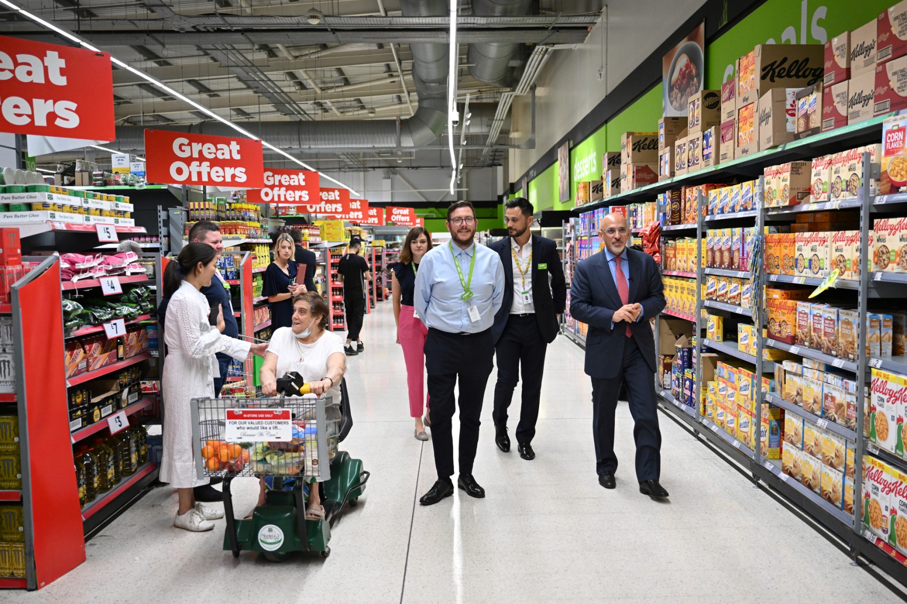 Le chancelier de l'Échiquier britannique Nadhim Zahawi (à droite) lors d’une visite dans un supermarché ASDA, à Londres, le 14 juillet 2022, à l'occasion de l'émission des premiers versements du coût de la vie. (Photo : Justin Tallis / AFP)