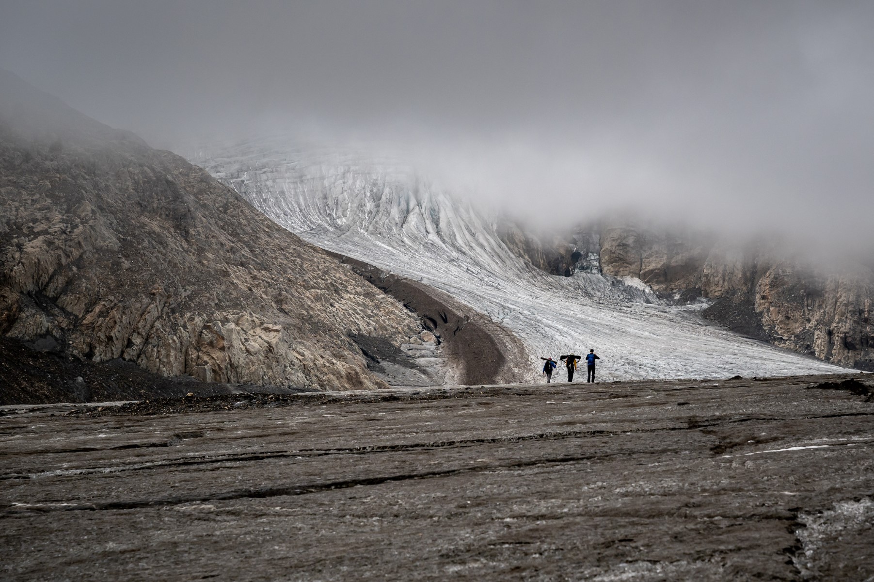 Cette photo prise le 2 septembre 2022 au-dessus d'Ulrichen montre le glaciologue Matthias Huss (en chemise jaune), responsable du réseau GLAMOS (Glacier Monitoring in Switzerland), lors d'une visite avec son équipe sur le glacier de Gries pour effectuer des relevés sur des appareils de mesure. (Photo de Fabrice Coffrini / AFP)