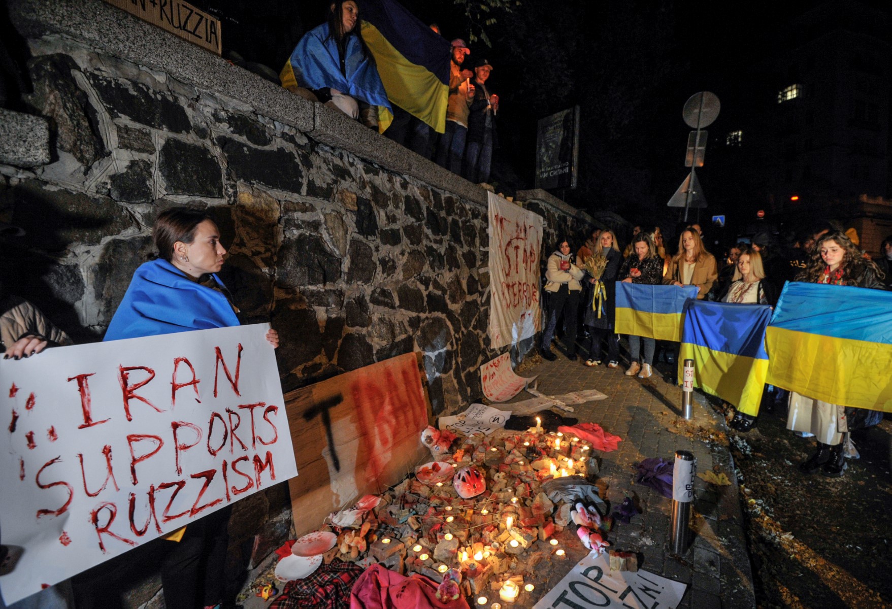 Des personnes manifestent devant l'ambassade d'Iran en Ukraine le 17 octobre 2022 à Kiev, après que la ville a été frappée par des essaims de drones kamikazes vendus par l'Iran à la Russie, faisant au moins trois morts. (Photo de Sergei Chuzavkov / AFP)