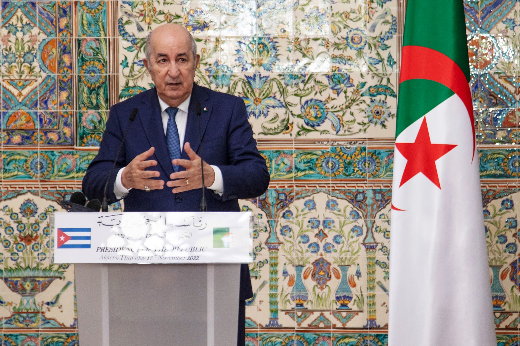 Le président algérien Abdelmadjid Tebboune lors d'une conférence de presse au Mémorial du Martyr à Alger, le 17 novembre 2022. (Photo : Alejandro Azcuy / Présidence cubaine / AFP)