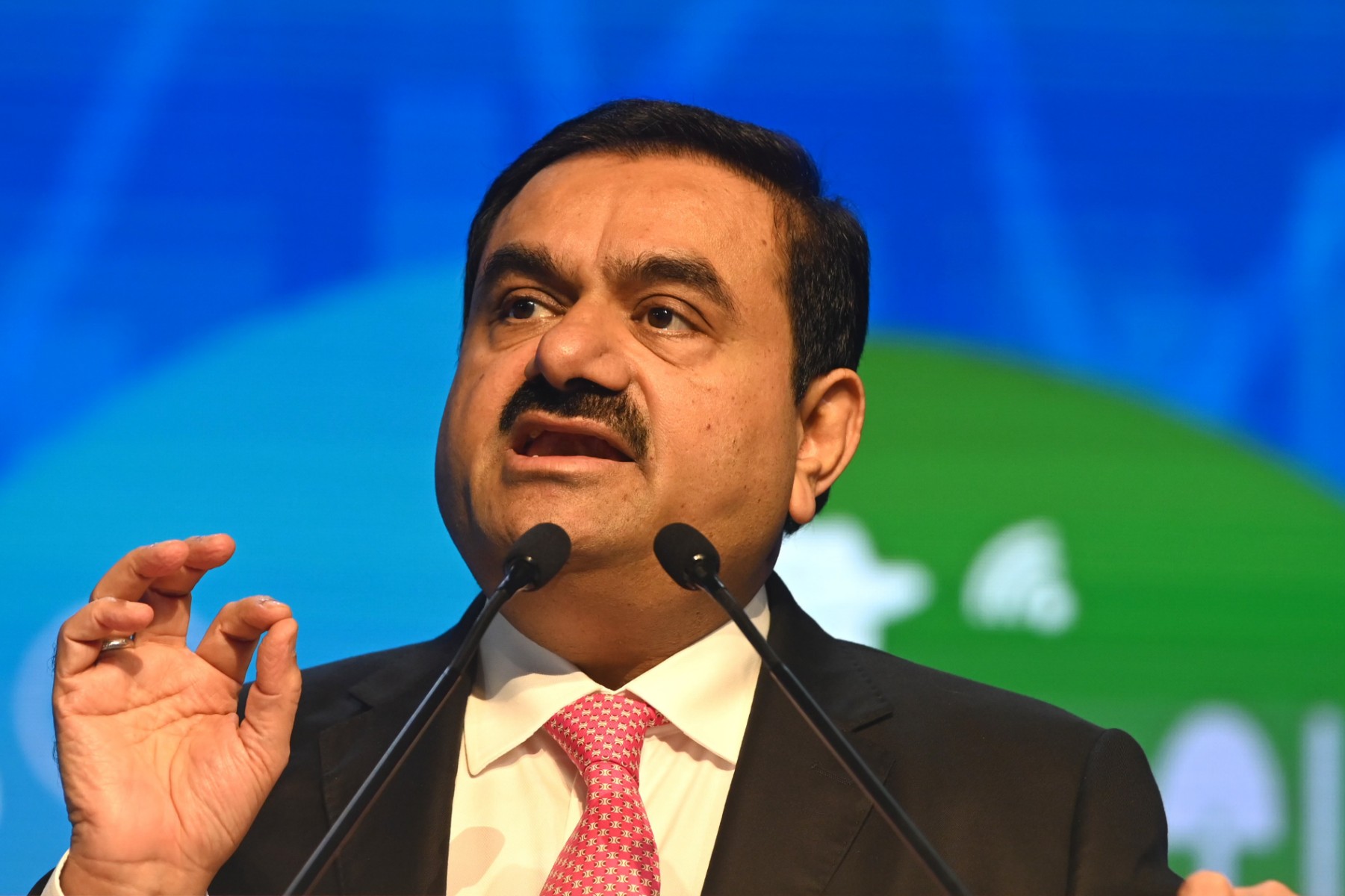 Accusé d'avoir favorisé Adani, Modi contre-attaque