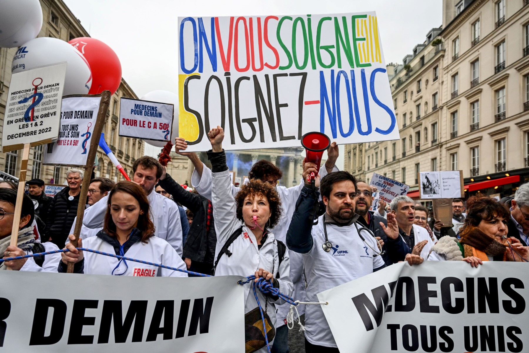 Des milliers de médecins libéraux manifestent pour un meilleur traitement