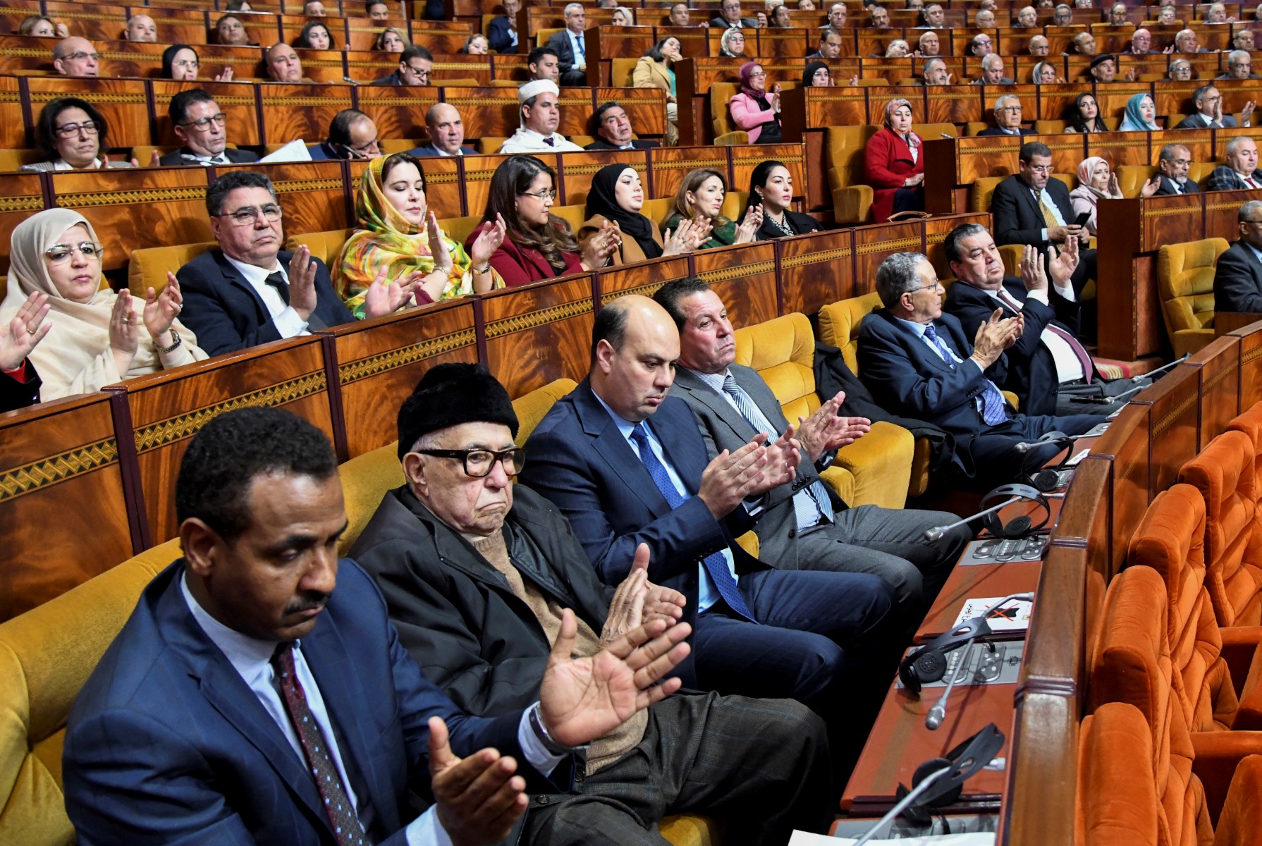 Les membres des deux chambres du Parlement marocain participent à une session conjointe dans la capitale Rabat, le 23 janvier 2023. (Photo de l'AFP)