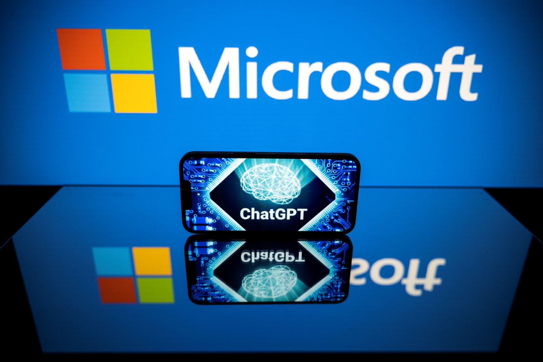Cette photo prise le 23 janvier 2023 à Toulouse, dans le sud-ouest de la France, montre des écrans affichant les logos de Microsoft et de ChatGPT, un logiciel d'application d'intelligence artificielle conversationnelle développé par OpenAI. (Photo de Lionel Bonaventure / AFP)