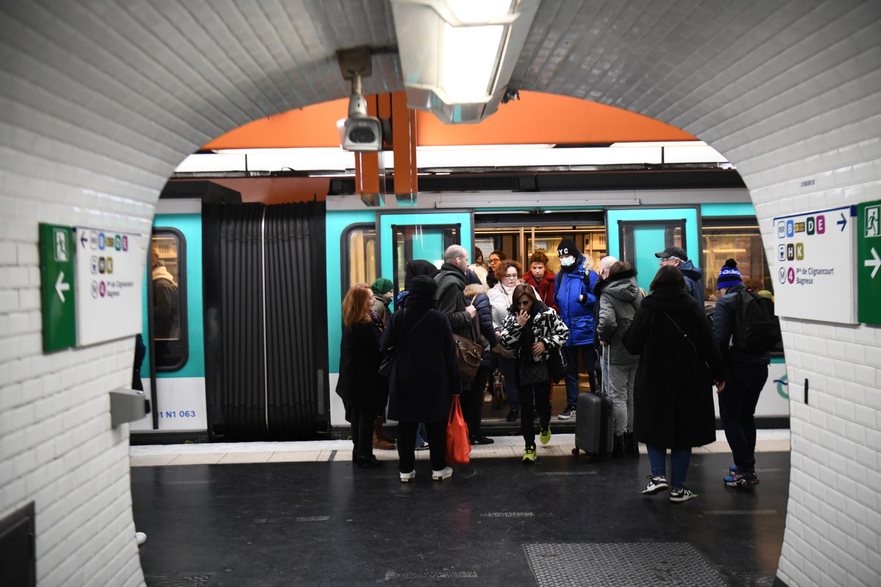 Des voyageurs débarquent dans une station de métro à Paris, le 31 janvier 2023, lors d'une grève nationale contre le projet de réforme des retraites du gouvernement. (Photo de Christophe Archambault / AFP)
