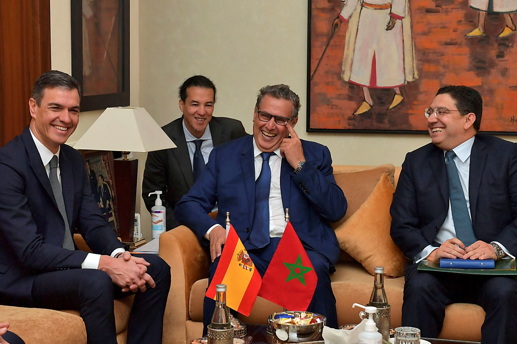 Le Premier ministre espagnol Pedro Sanchez (à gauche), le Premier ministre marocain Aziz Akhannouch (à droite) et le ministre marocain des Affaires étrangères Nasser Bourita (à droite) se rencontrent à Rabat, le 2 février 2023. (Photo de l'AFP)
