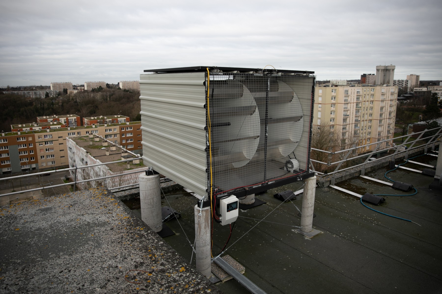 Cette photographie prise à Rouen ouest de la France, le 2 février 2023, montre une éolienne en toiture, appelée "WindBoxes", sur le toit d'un immeuble d'habitation. (Photo de Lou Benoist / AFP)