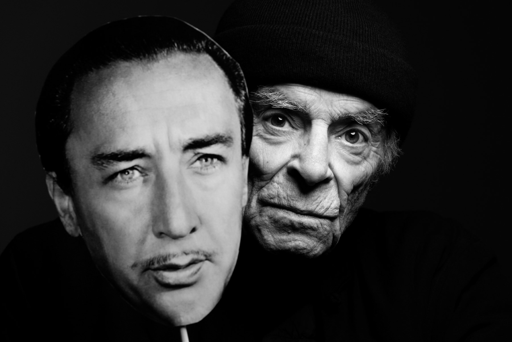 L'écrivain, éditeur et journaliste français Paul Pavlowitch pose avec un masque du romancier Romain Gary lors d'une séance photo à Paris le 1er février 2023. (Photo de Joel Saget / AFP)
