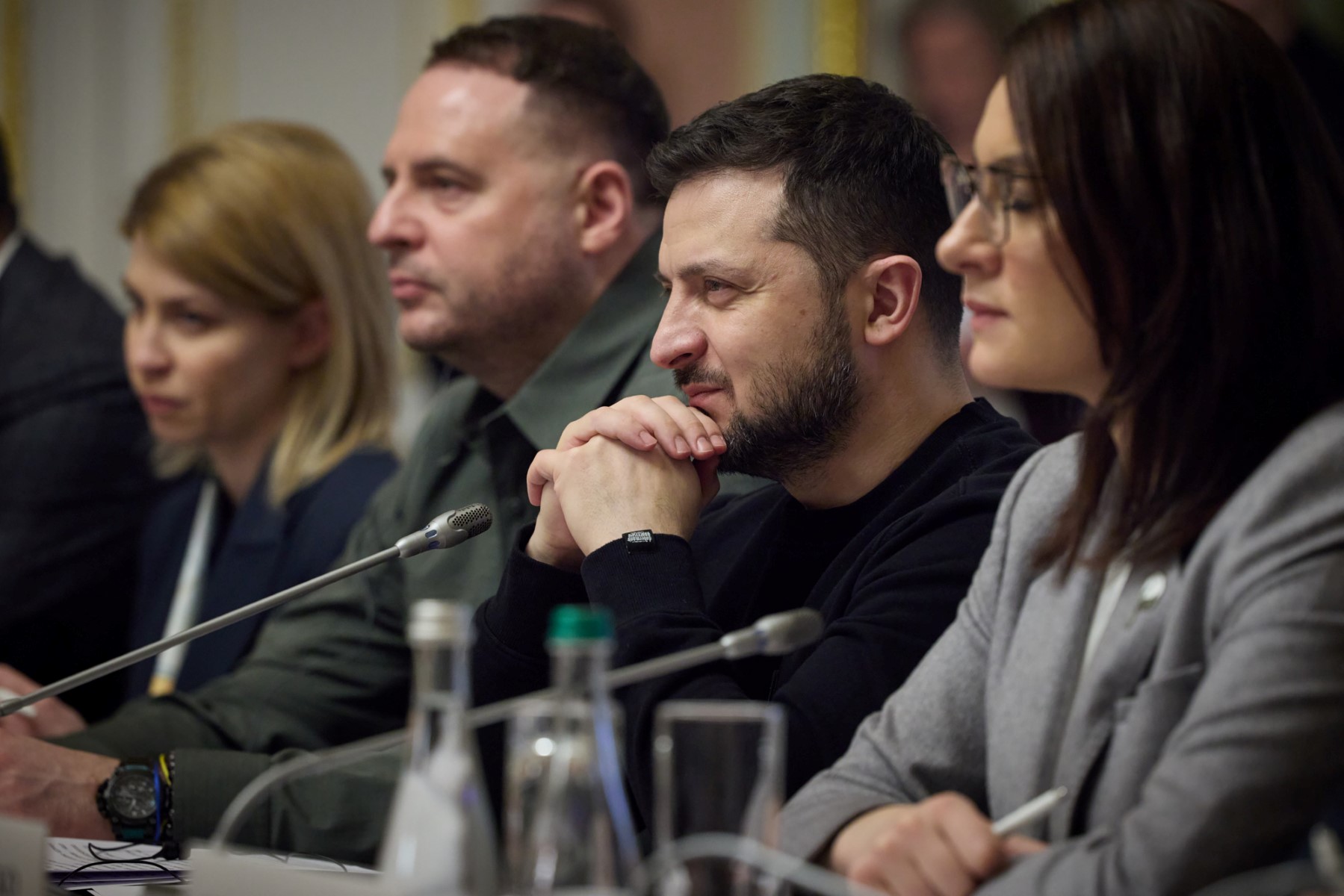 Le président ukrainien Volodymyr Zelensky (au centre) assiste à une séance de travail lors d'un sommet UE-Ukraine à Kiev le 3 février 2023. (Photo fournie / Service de presse de la présidence ukrainienne / AFP)