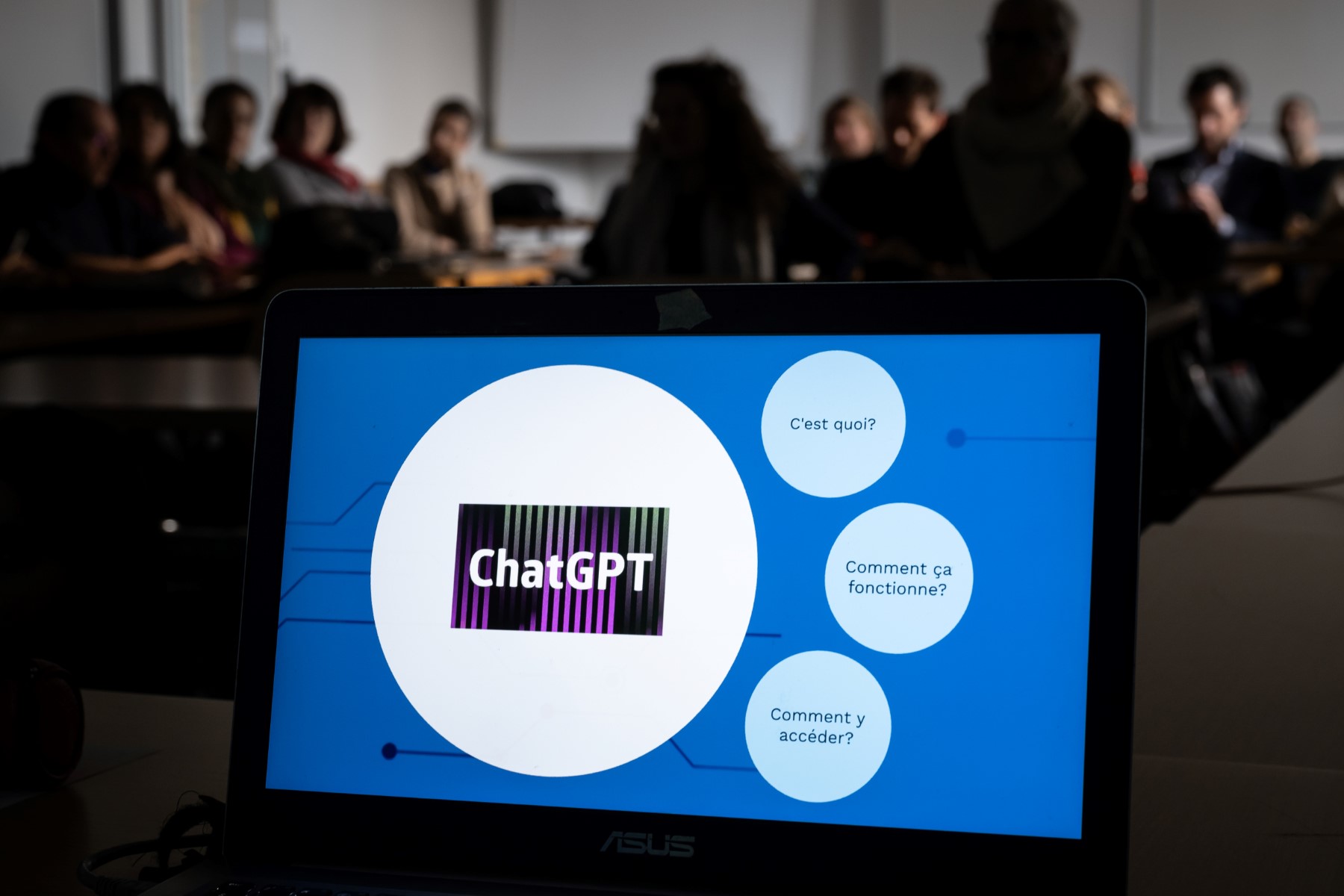 Des enseignants derrière un ordinateur portable lors d'un atelier sur le robot ChatGpt organisé par le Service des médias scolaires (SEM) de l'Instruction publique du canton suisse de Genève, le 1er février 2023. (Photo de Fabrice Coffrini / AFP)