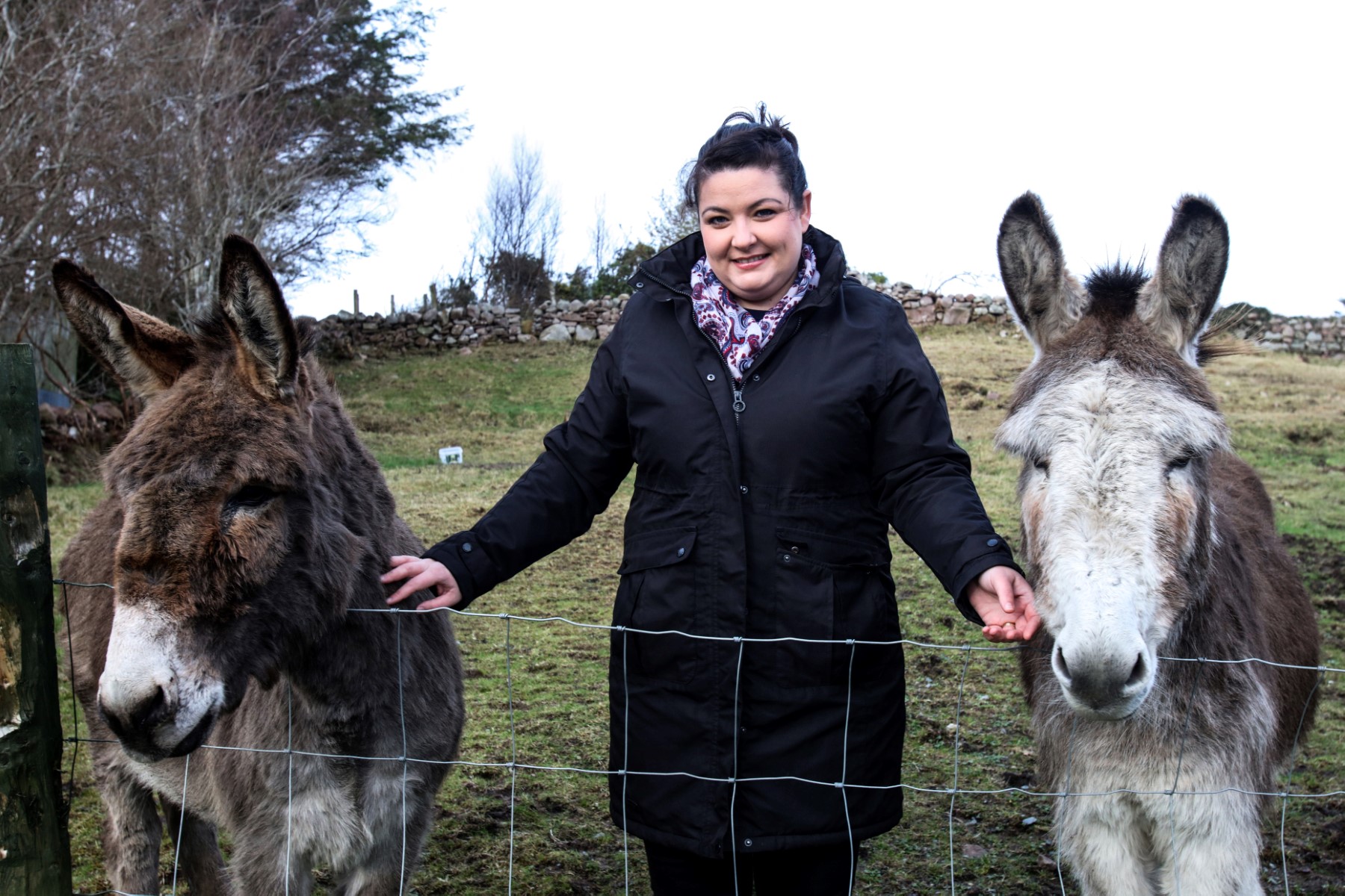 Madeline Condell, figurante du film "The Banshees of Inisherin", pose avec ses ânes, sur l'île d'Achill, le 31 janvier 2023, au large de la côte ouest de l'Irlande. (Photo de Paul Faith / AFP)