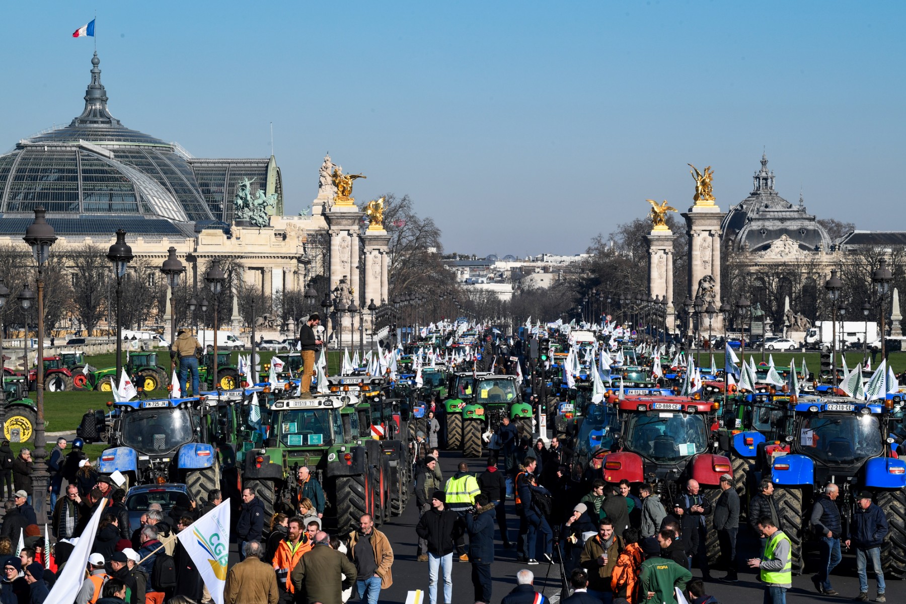 Des centaines de tracteurs au coeur de Paris, démonstration de colère des agriculteurs