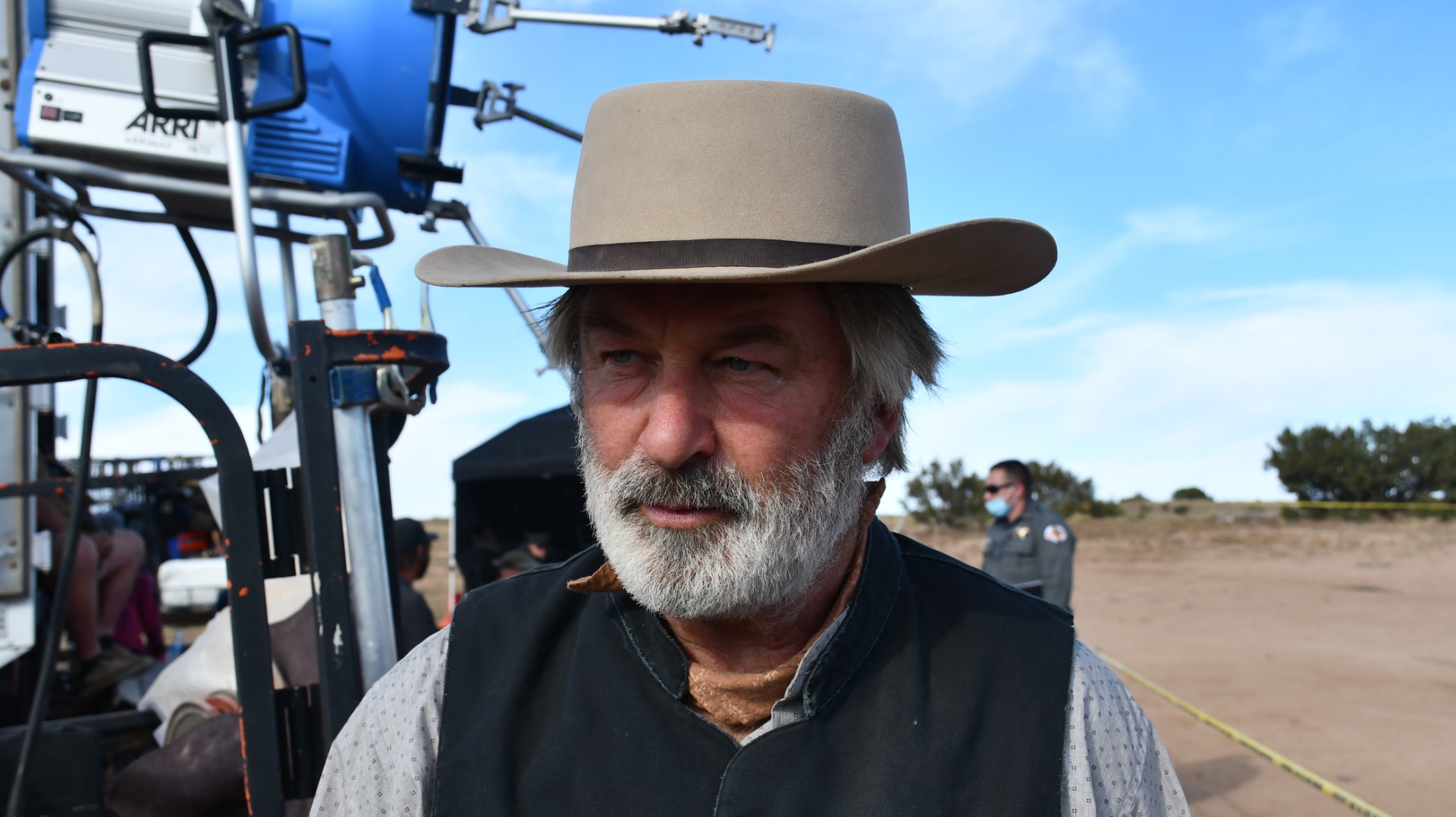 Cette photo d'archive publiée le 25 avril 2022 et faisant partie des dossiers d'enquête, montre l'acteur Alec Baldwin lors de sa prise en charge après la mort de la directrice de la photographie Halyna Hutchins au Bonanza Creek Ranch à Santa Fe, Nouveau-Mexique, le 21 octobre 2022. (Photo : Bureau du shérif du comté de Santa Fe / AFP)