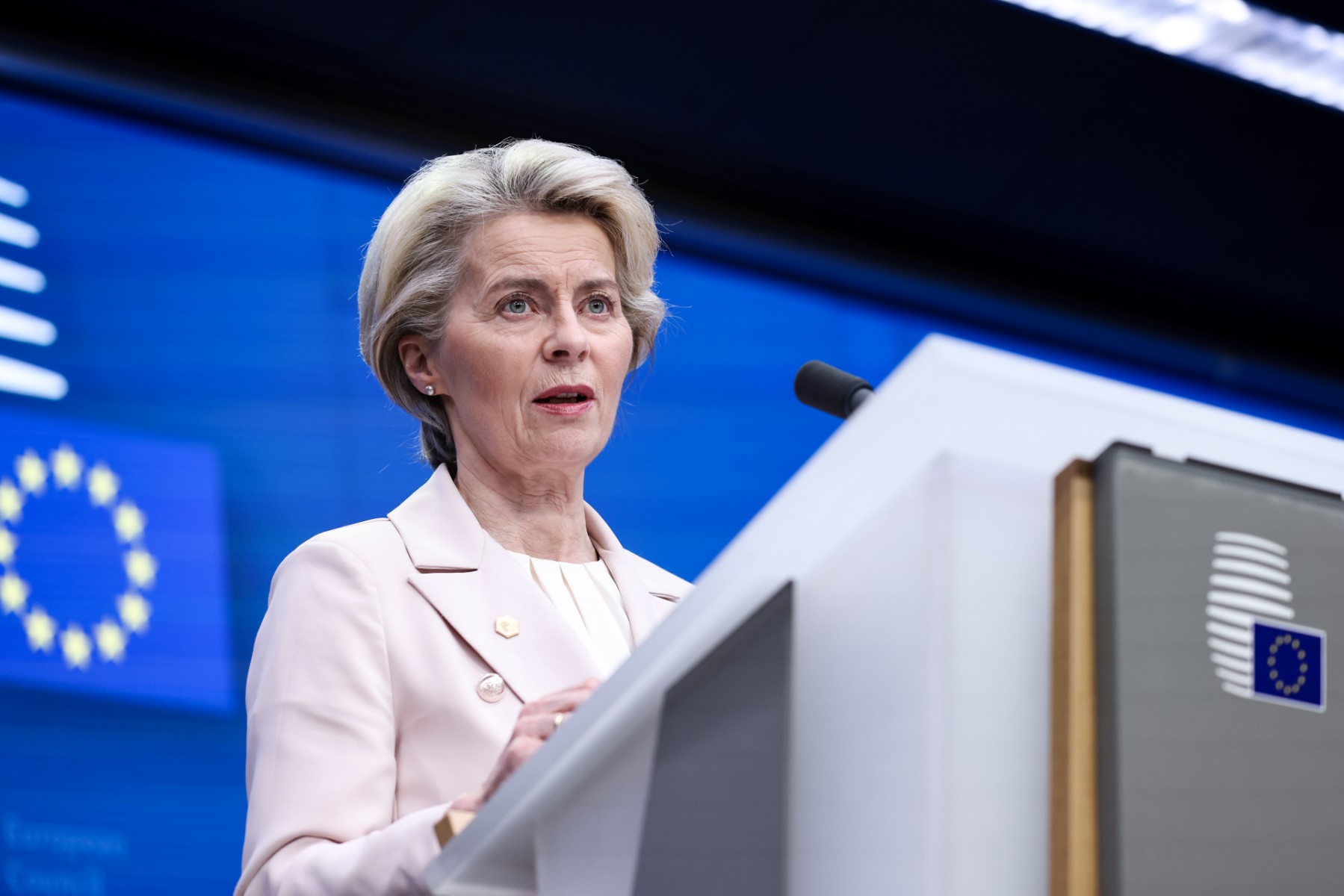 La présidente de la Commission européenne, Ursula von der Leyen, s'exprime lors d'une conférence de presse à l'issue d'une réunion extraordinaire du sommet des dirigeants de l'UE, dans le bâtiment du Conseil européen à Bruxelles, le 10 février 2023. (Photo de Kenzo Tribouillard / AFP)