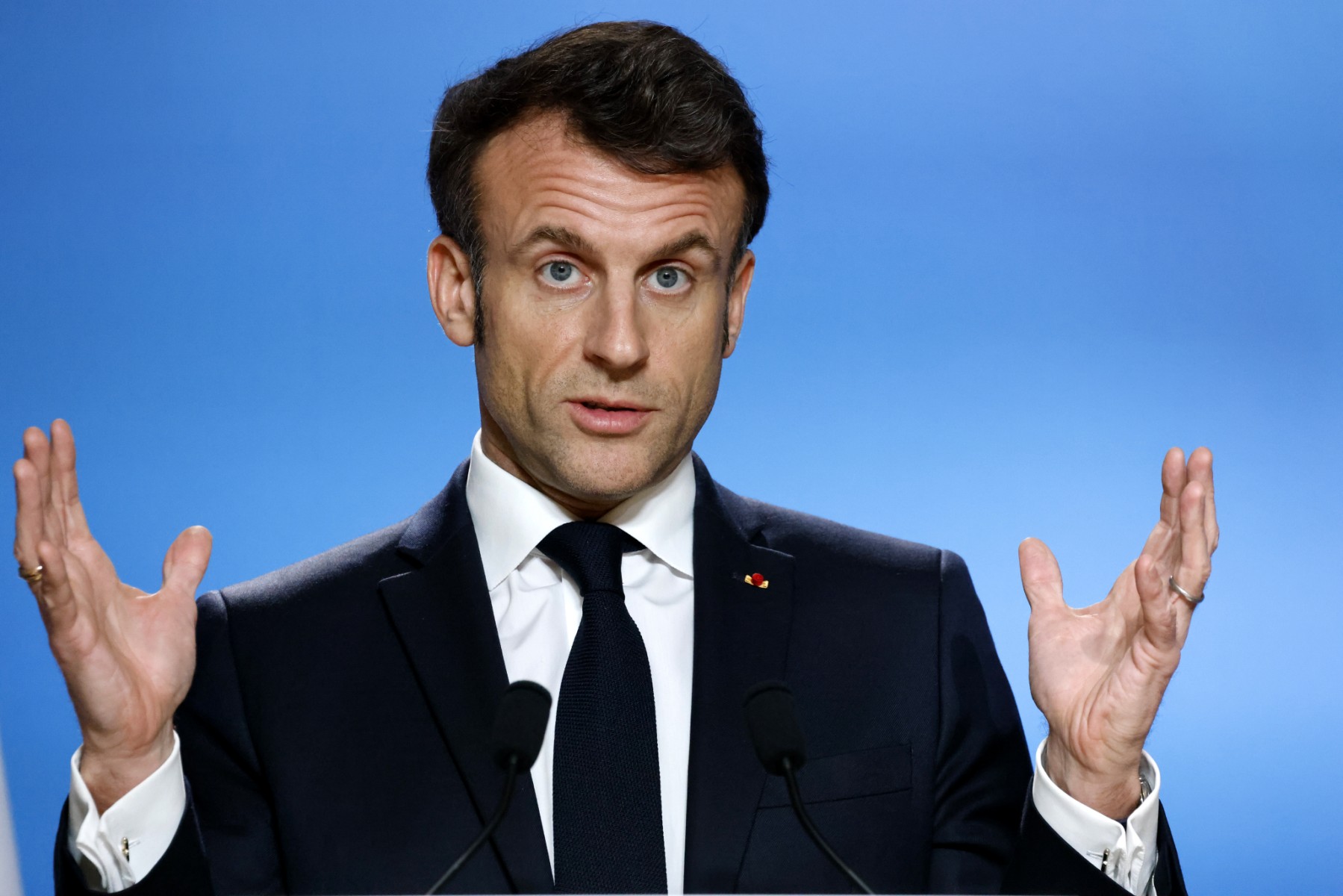 La rue et le Parlement disent non à Macron