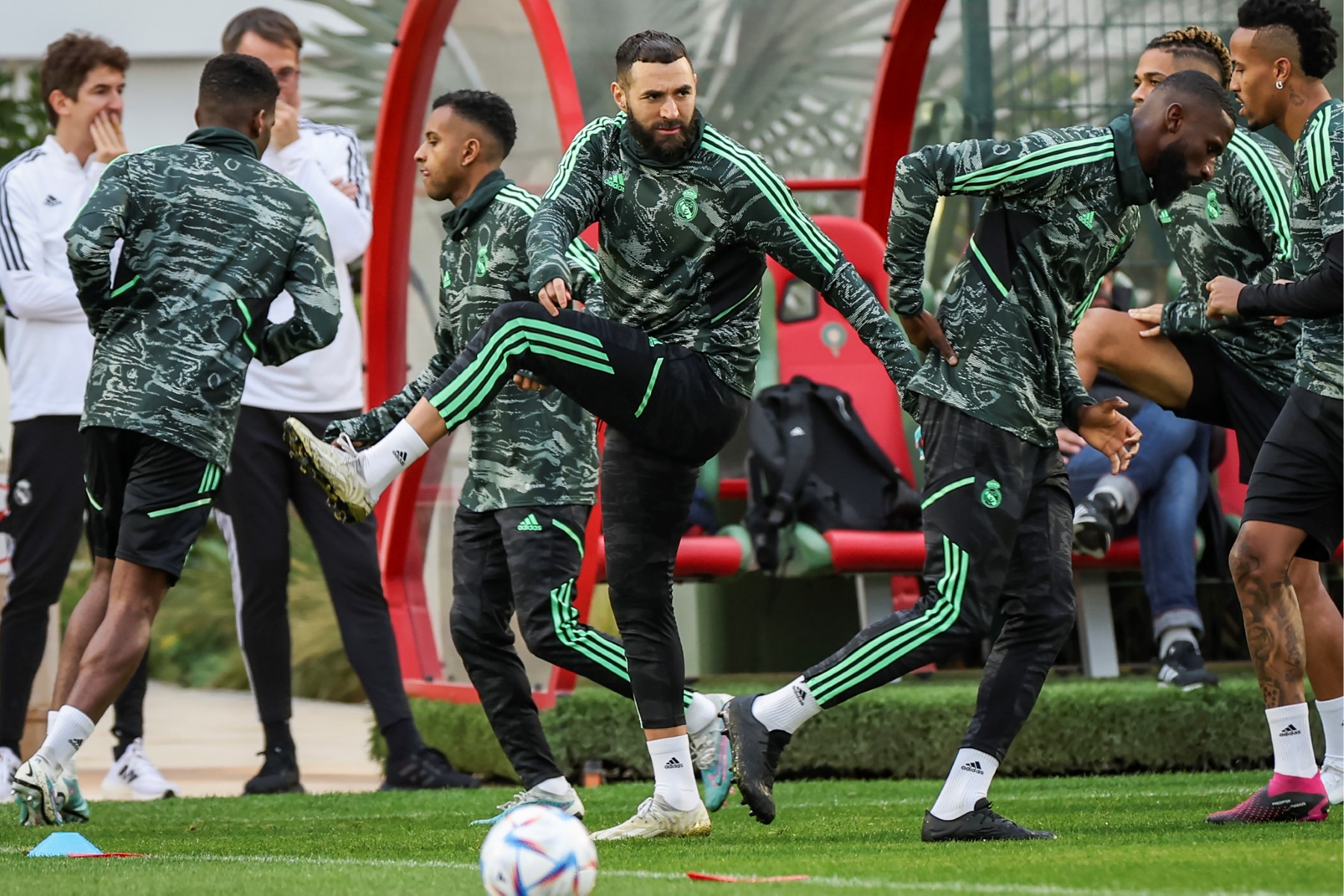 L'attaquant français du Real Madrid, Karim Benzema (au centre), participe à une séance d'entraînement, le 10 février 2023, à Sale, à la veille du match de la finale de la Coupe du monde des clubs de la FIFA entre le Real Madrid (Espagne) et Al-Hilal (Arabie saoudite). (Photo par Fadel Senna / AFP)