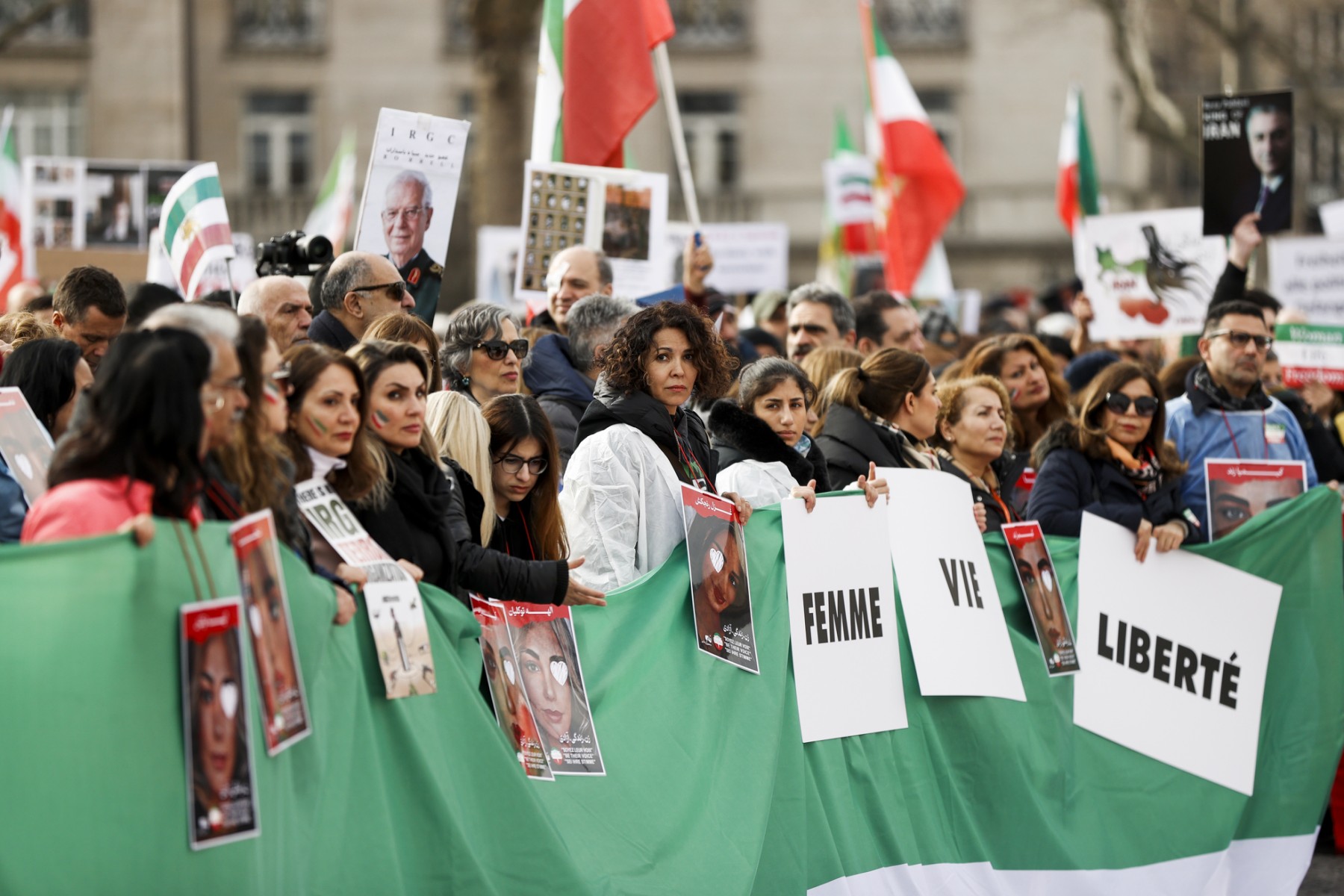 Des Iraniens interpellent l'Europe lors d'une manifestation à Paris