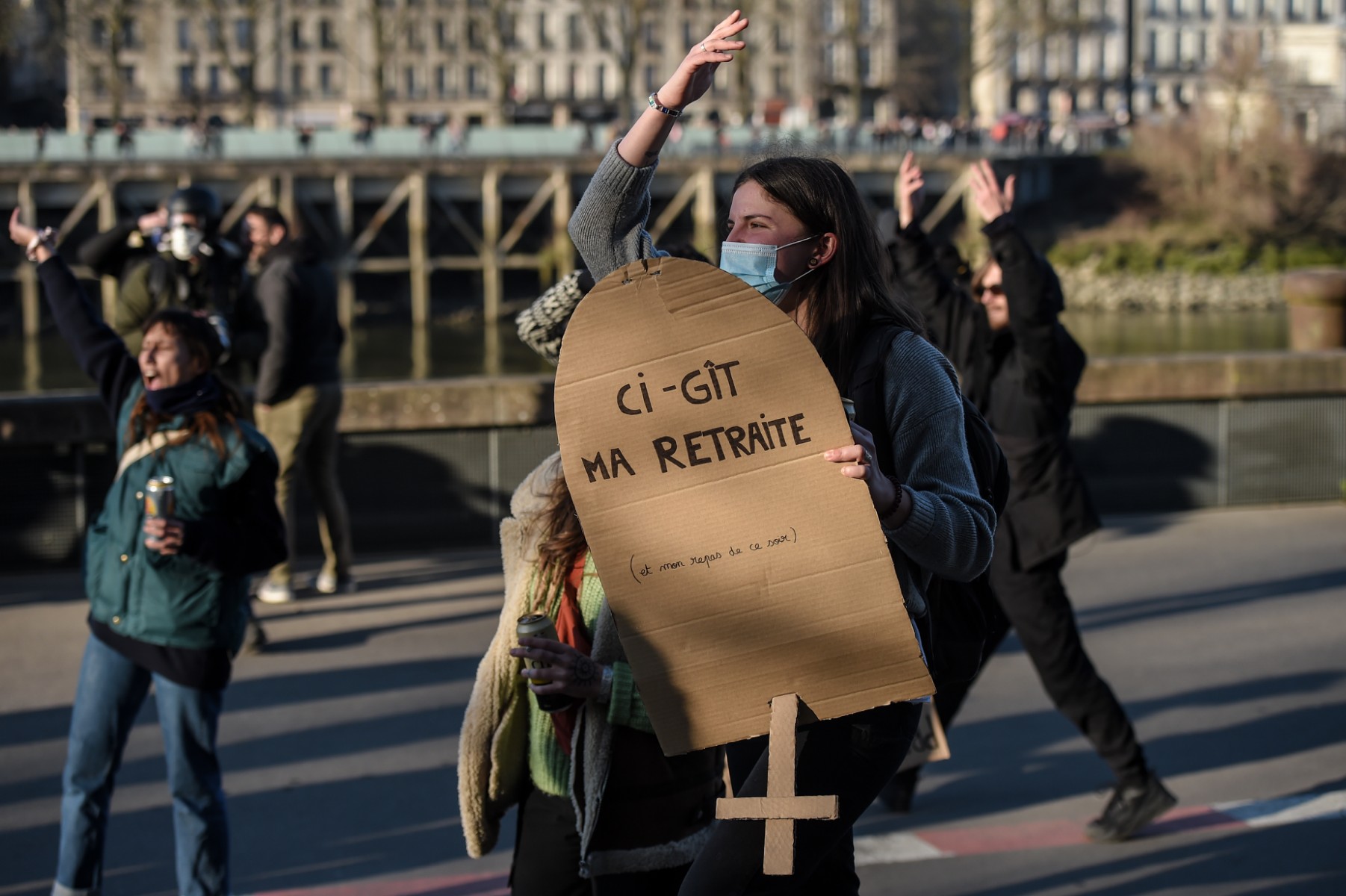 Retraites: Pros et anti-réforme campent sur leur position