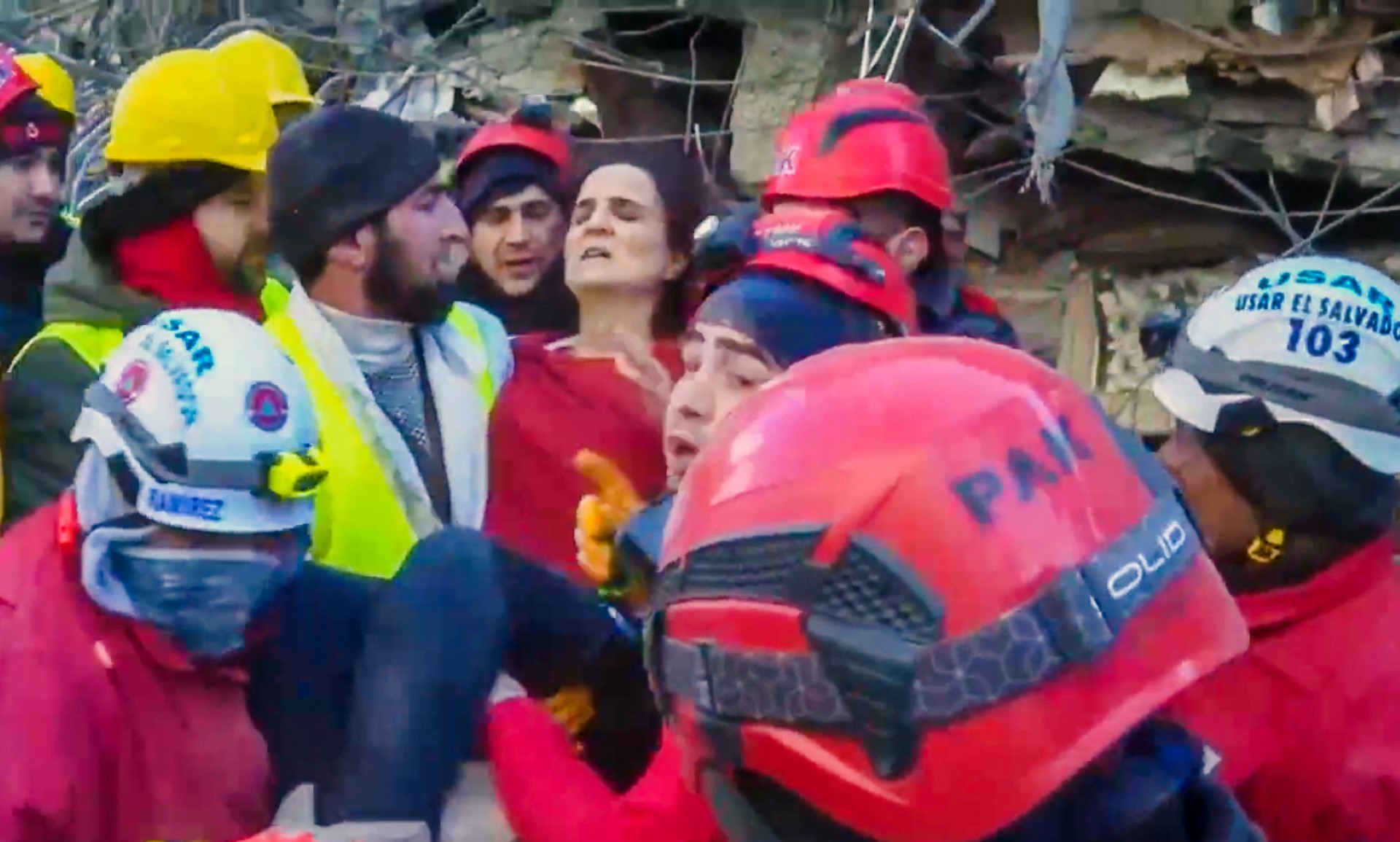Turquie: Une femme et un enfant sortis vivants dimanche par une équipe du Salvador