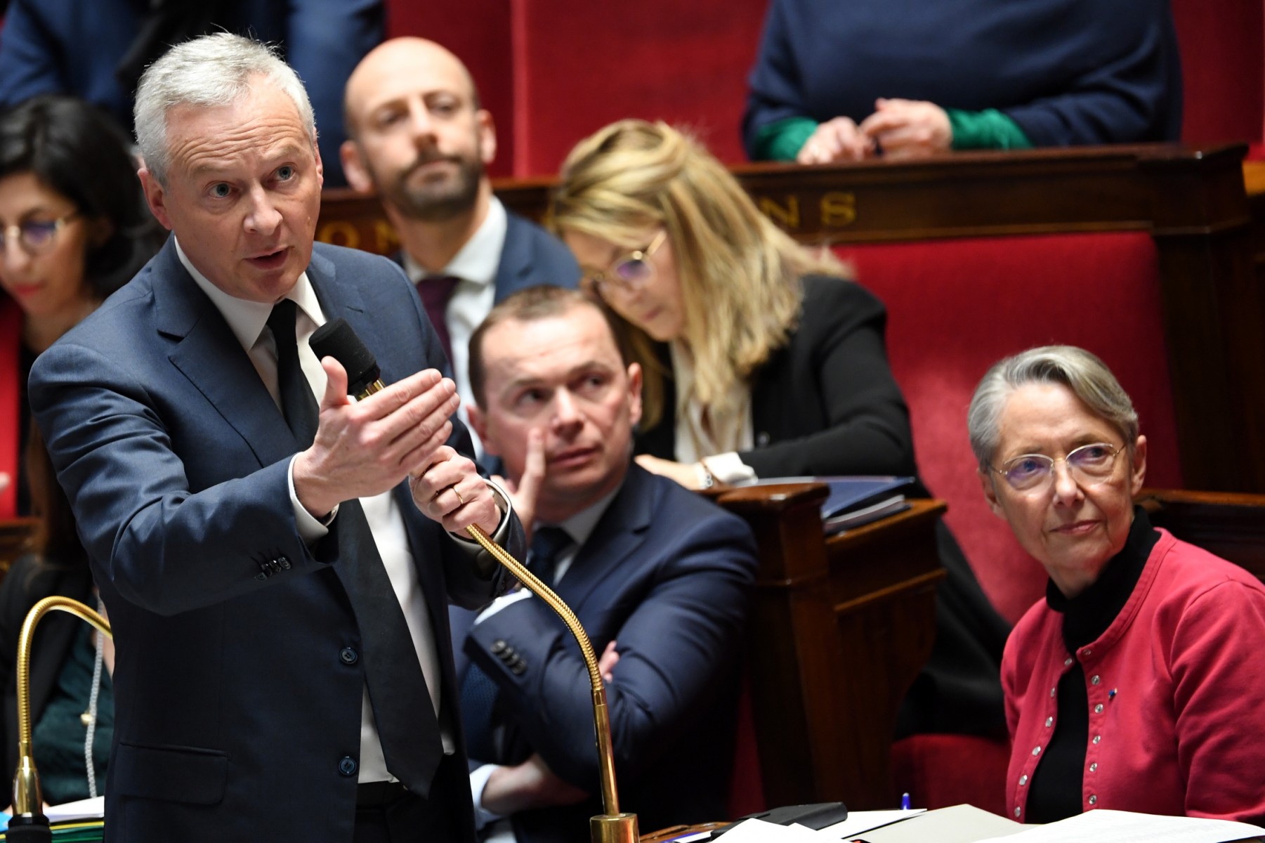 Le ministre français de l'Économie et des Finances Bruno Le Maire parle devant le Premier ministre français Elisabeth Borne (à droite) lors d'une séance de questions au gouvernement à l'Assemblée nationale, chambre basse du Parlement français, à Paris, le 14 février 2023. (Photo par Bertrand Guay / AFP)