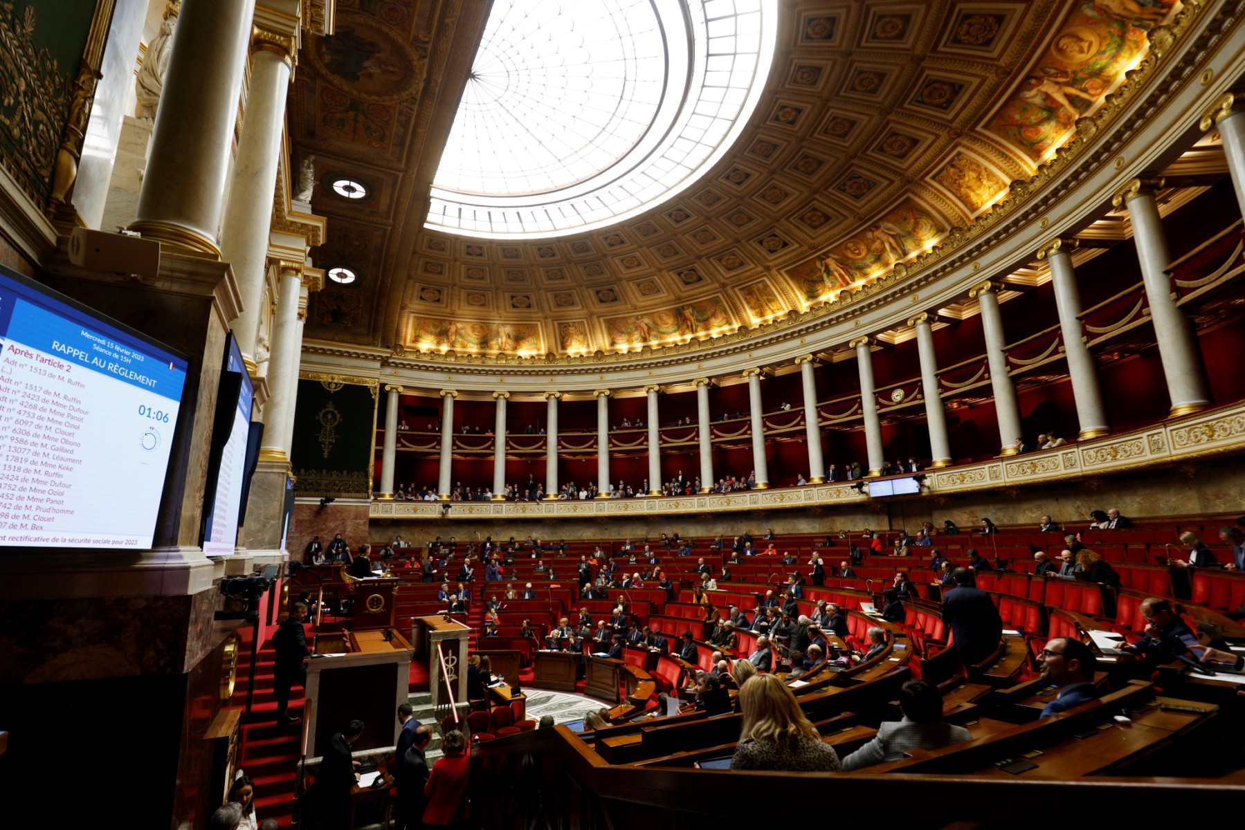 Retraites: le gouvernement garde l'espoir de rallier une majorité malgré le coup de semonce des LR