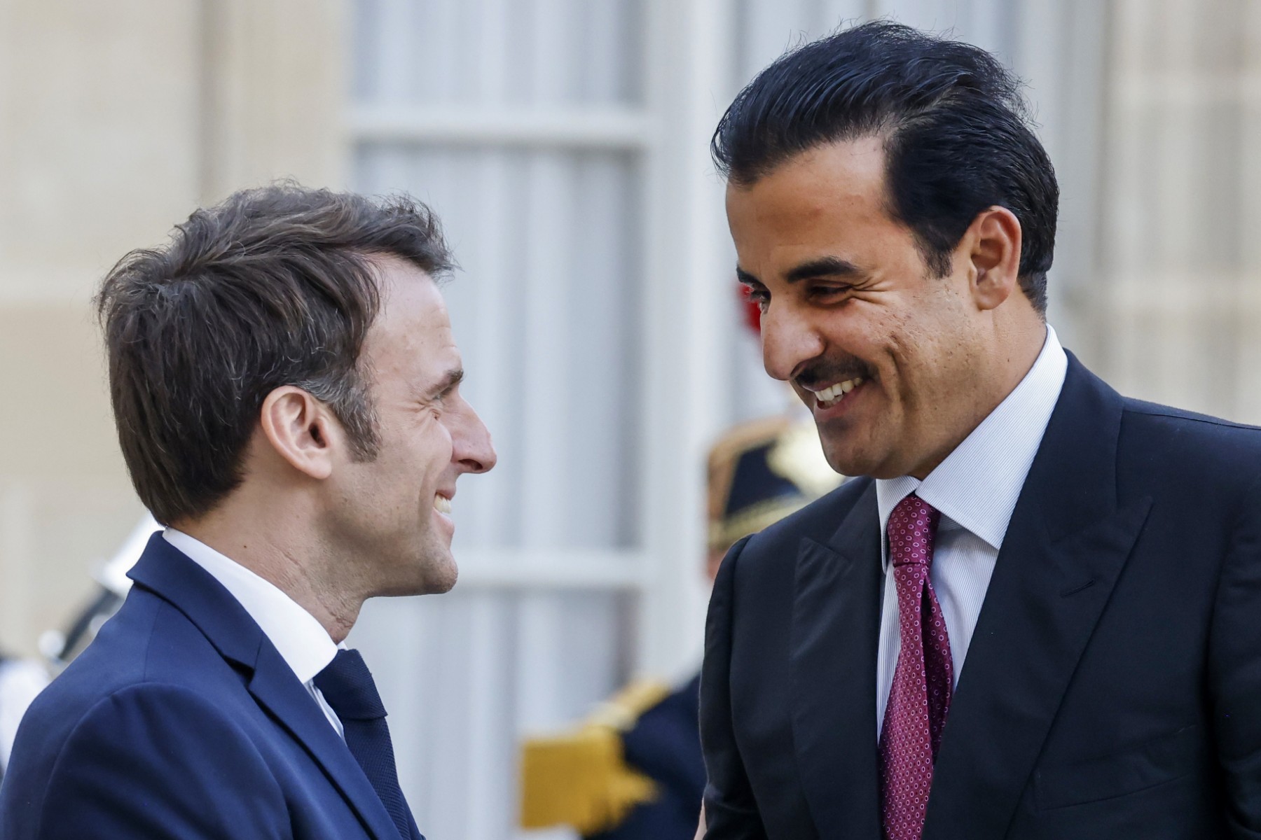 Macron et l'émir du Qatar veulent «lever» les «difficultés d'accès» aux victimes du séisme en Syrie