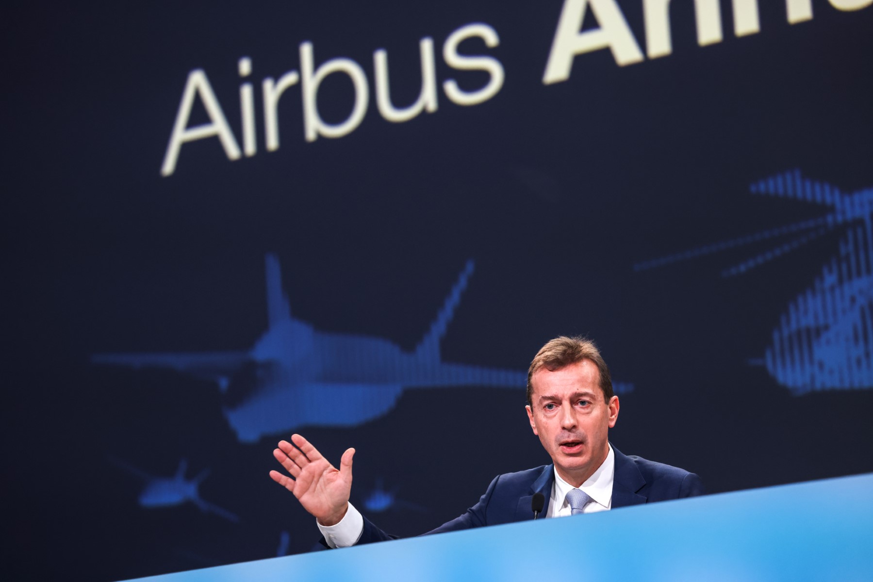 Le directeur général d'Airbus, Guillaume Faury, s'adresse aux journalistes lors de la conférence de presse annuelle d'Airbus à Blagnac, dans le sud-ouest de la France, le 16 février 2023. (Photo de Charly Triballeau / AFP)