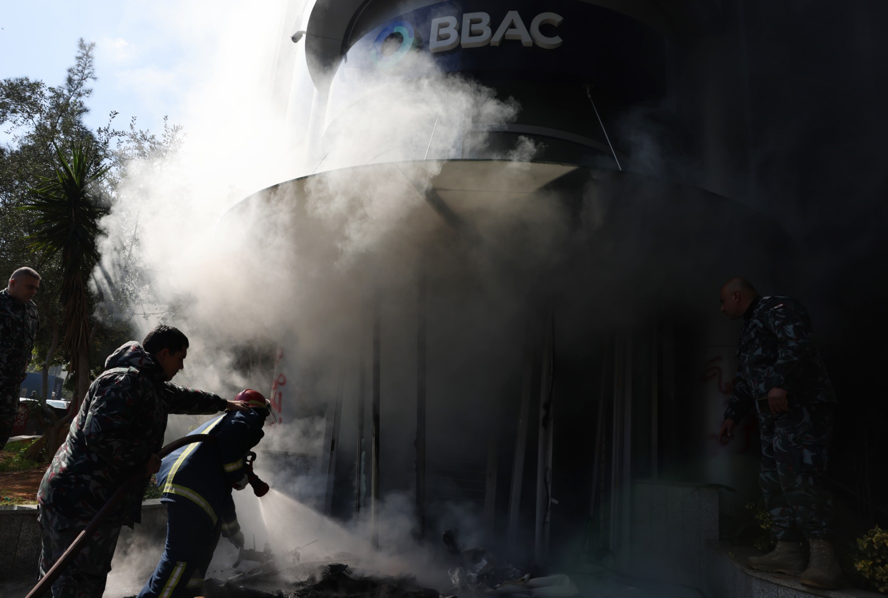Colère sourde et saccage de banques à Beyrouth pour protester contre une nouvelle hausse du dollar