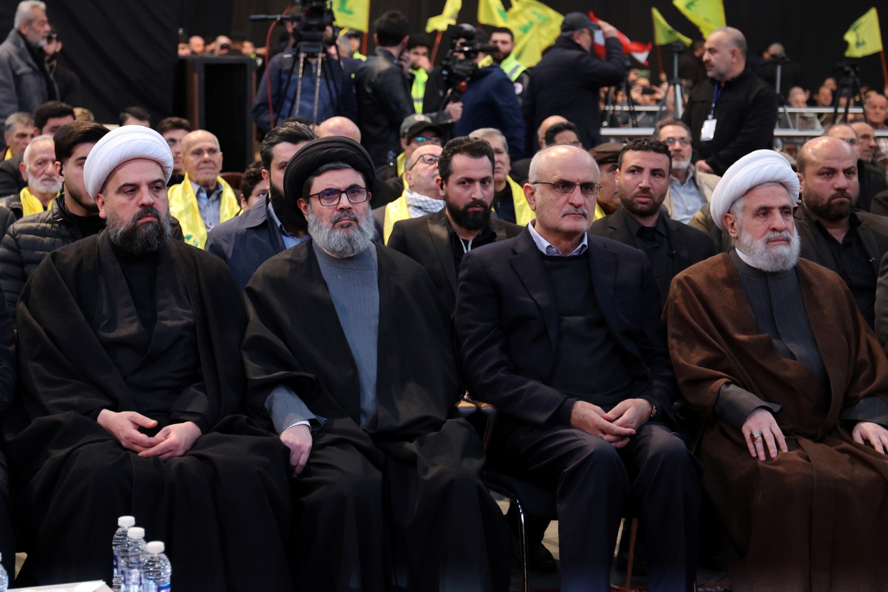 (De droite à gauche) Naim Qassem, le chef adjoint du groupe chiite libanais Hezbollah, le ministre des Finances Ali Hassan Khalil, le religieux chiite libanais et haut responsable du Hezbollah Hashim Safi al-Din et le Grand Mufti Jaafari Ahmad Qabalan, assistent à un discours télévisé du leader du Hezbollah Hassan Nasrallah dans la banlieue sud de Beyrouth, le 16 février 2023. (Photo par Anwar Amro / AFP)