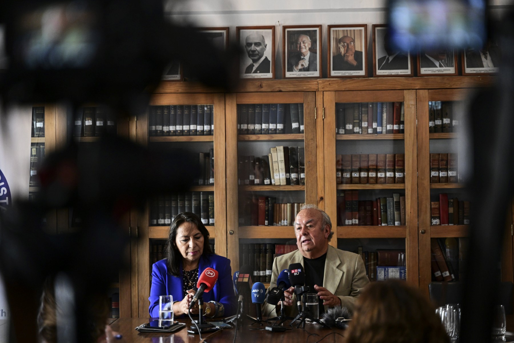 L'avocat et neveu du poète chilien Pablo Neruda, Rodolfo Reyes (à droite), accompagné de l'avocate de la famille de Neruda, Elizabeth Flores (à gauche), s'exprime lors d'une conférence de presse à Santiago, le 16 février 2023. (Photo de Martin Bernetti / AFP)