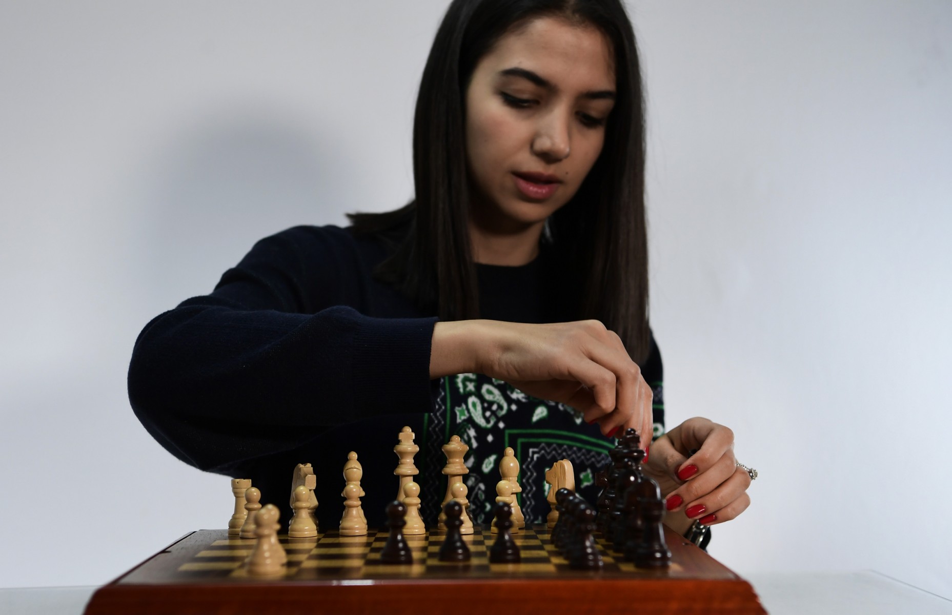 La championne d'échecs iranienne Sara Khadem pose pour une photo en jouant aux échecs dans le sud de l'Espagne, le 14 février 2023. (Photo de Cristina Quicler / AFP)