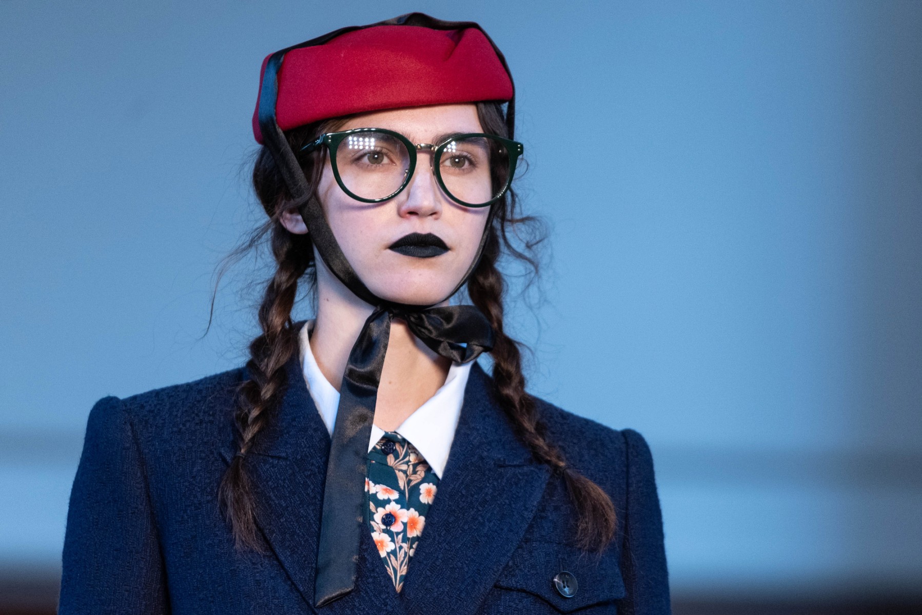 Un mannequin présente une création du designer turc basé à Londres, Bora Aksu, lors du défilé de sa collection automne-hiver 2023, le jour de l'ouverture de la Semaine de la mode de Londres, à Londres, le 17 février 2023. (Photo par Niklas Halle'n / AFP)