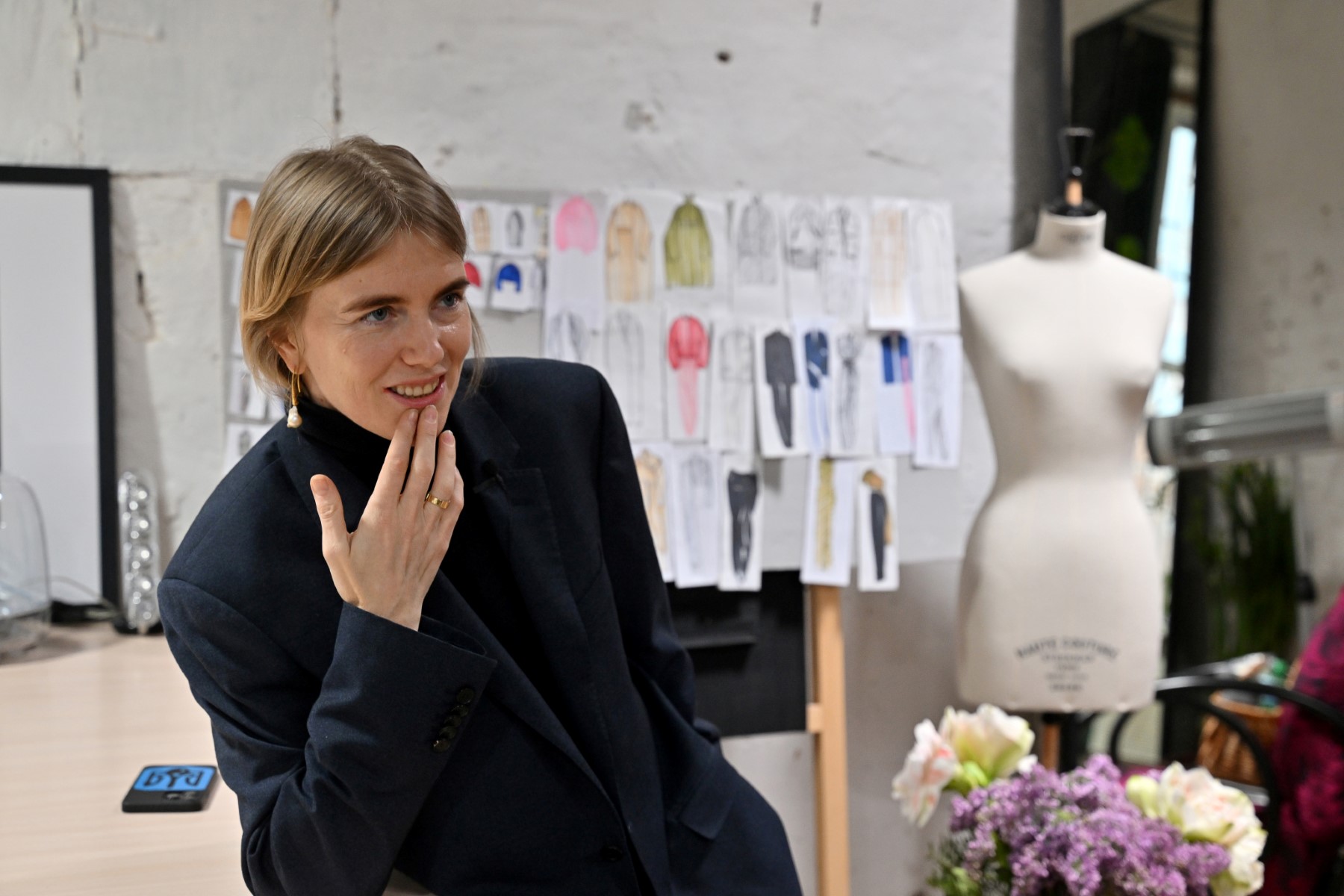La créatrice de mode ukrainienne Lilia Litkovska dans son atelier à Kiev, le 16 février 2023. (Photo par Sergei SUPINSKY / AFP)La créatrice de mode ukrainienne Lilia Litkovska dans son atelier à Kiev, le 16 février 2023. (Photo par Sergei SUPINSKY / AFP)