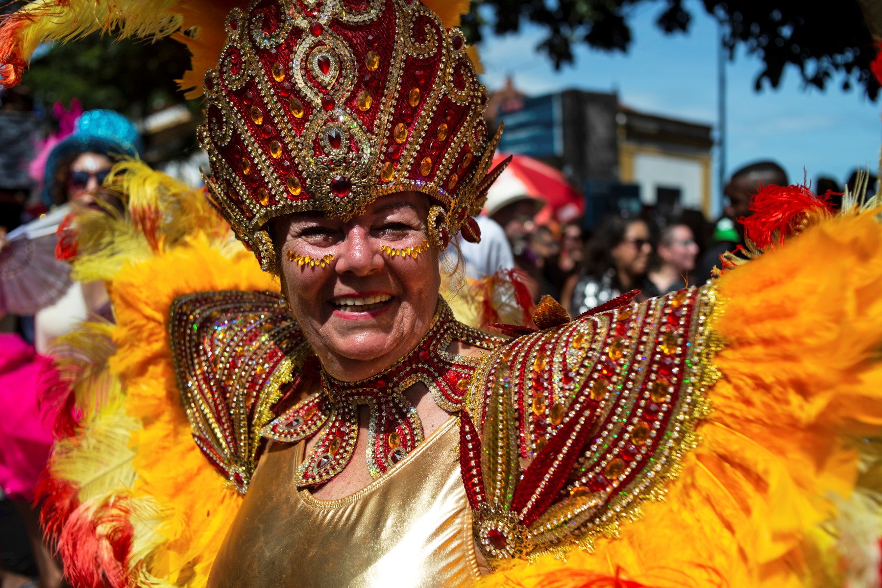 Un participant, lors d'une fête de rue appelée "Carmelitas" à Rio de Janeiro, au Brésil, le 17 février 2023. Des centaines de fêtes de rue ont lieu traditionnellement chaque année dans la ville avant et pendant le carnaval de Rio de Janeiro. (Photo de Tercio Teixeira / AFP)
