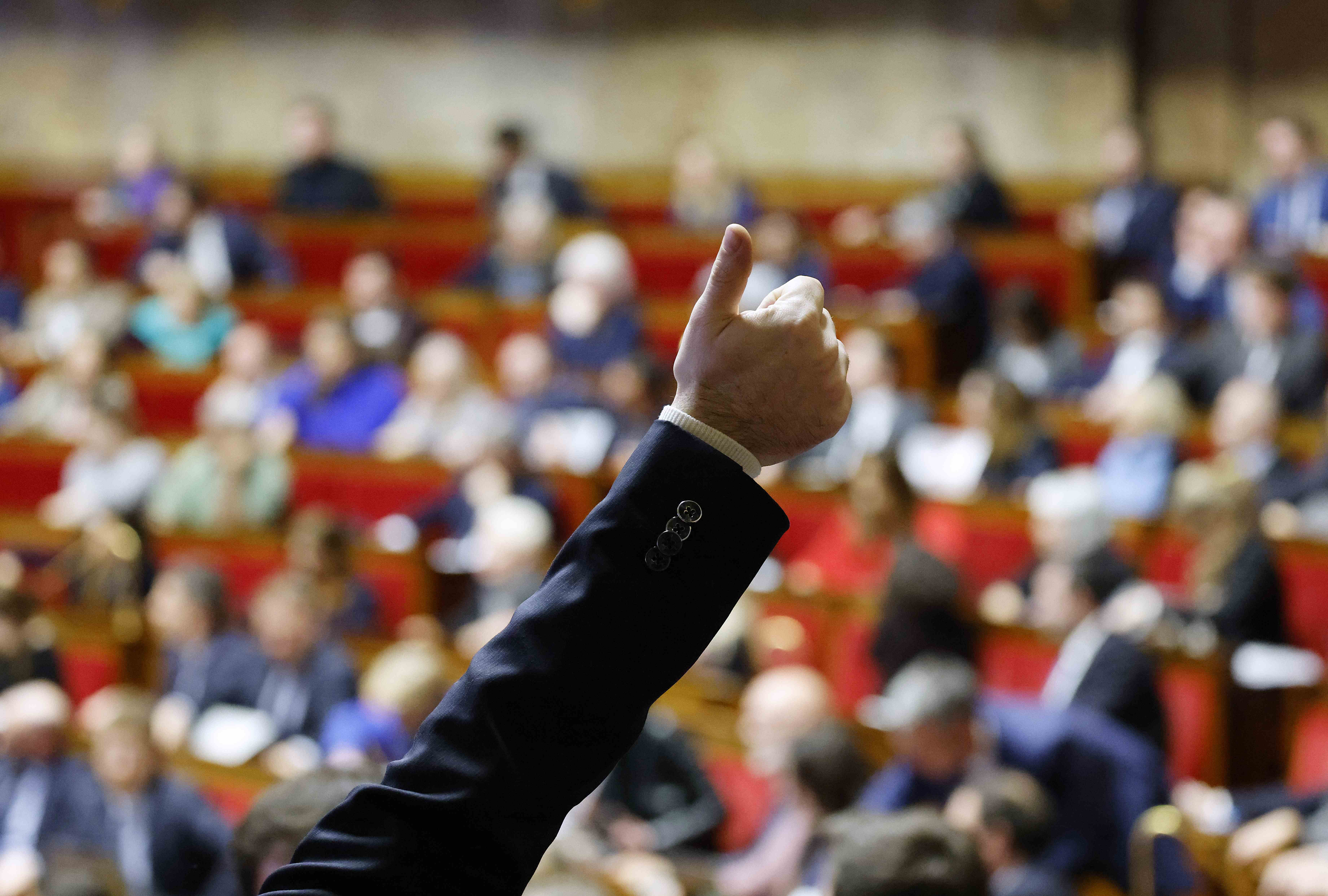 Retraites: la réforme dans un faux plat, des séquelles sur tous les bancs