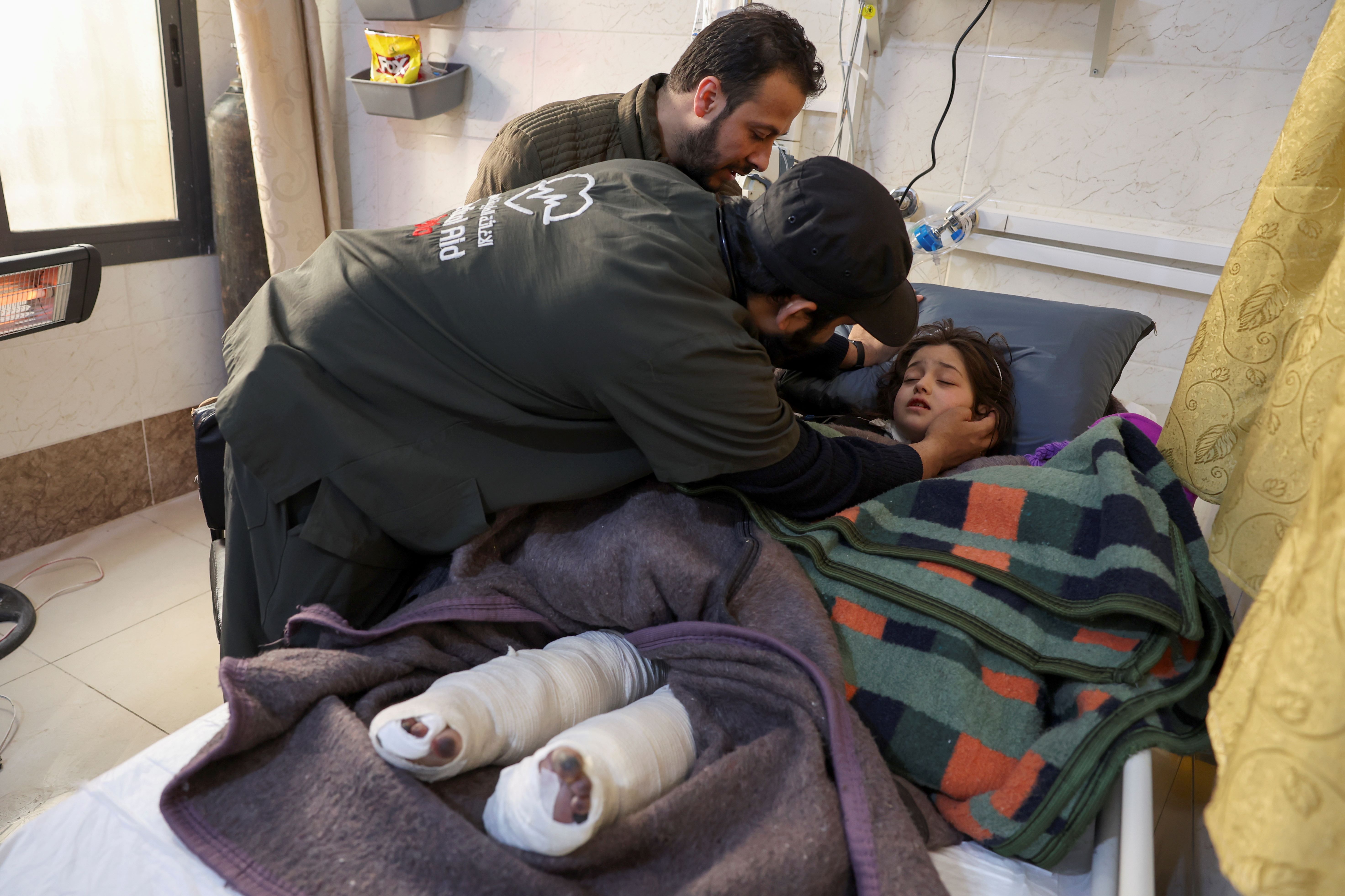 Séisme: une fillette syrienne qui risque l'amputation transportée en Turquie