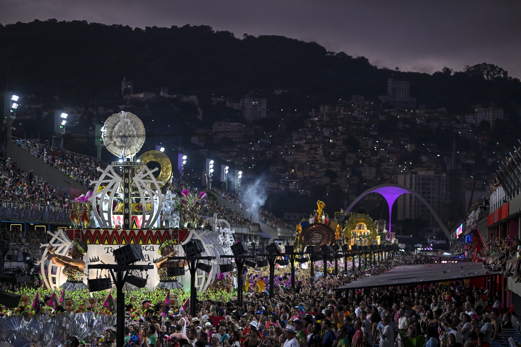 Rio de Janeiro entame une deuxième nuit endiablée de carnaval