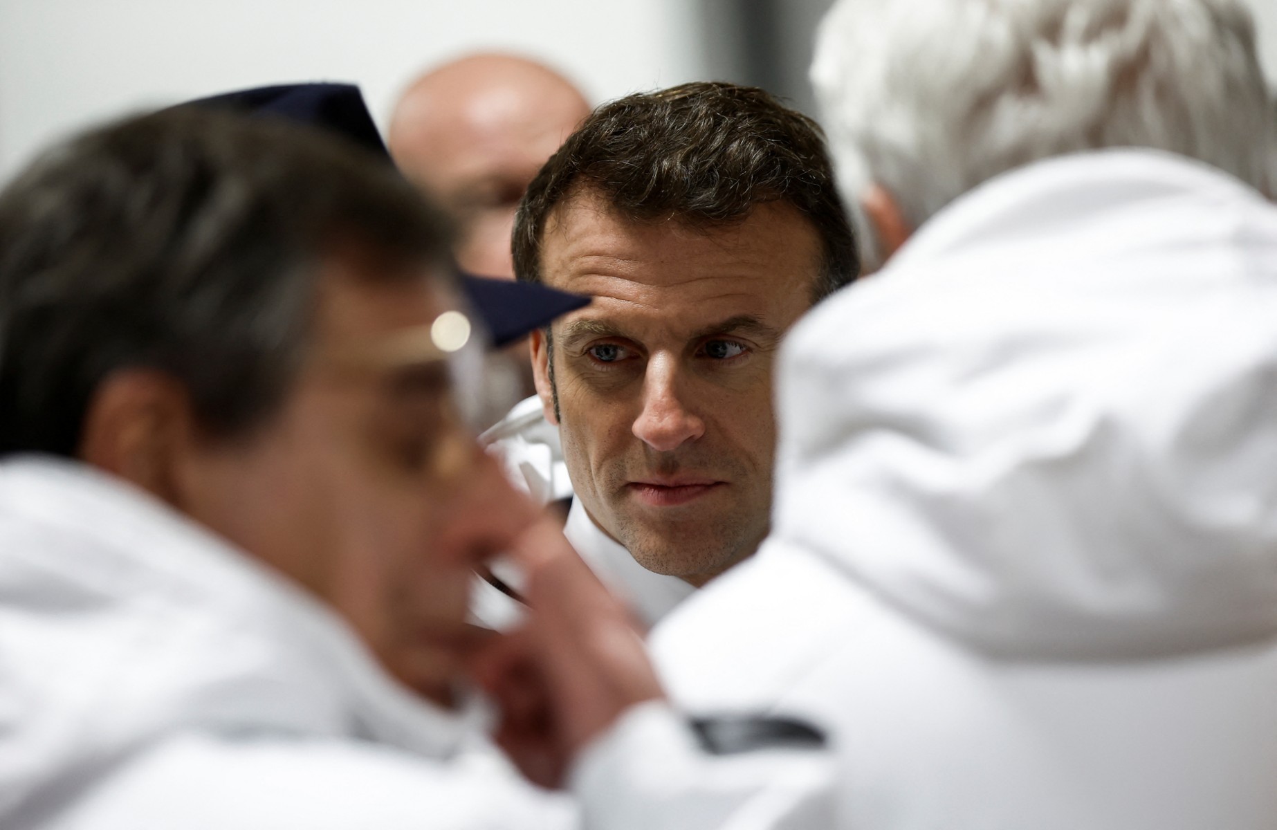 A Rungis, Macron défend sa réforme des retraites et agite «un débat sur le travail»